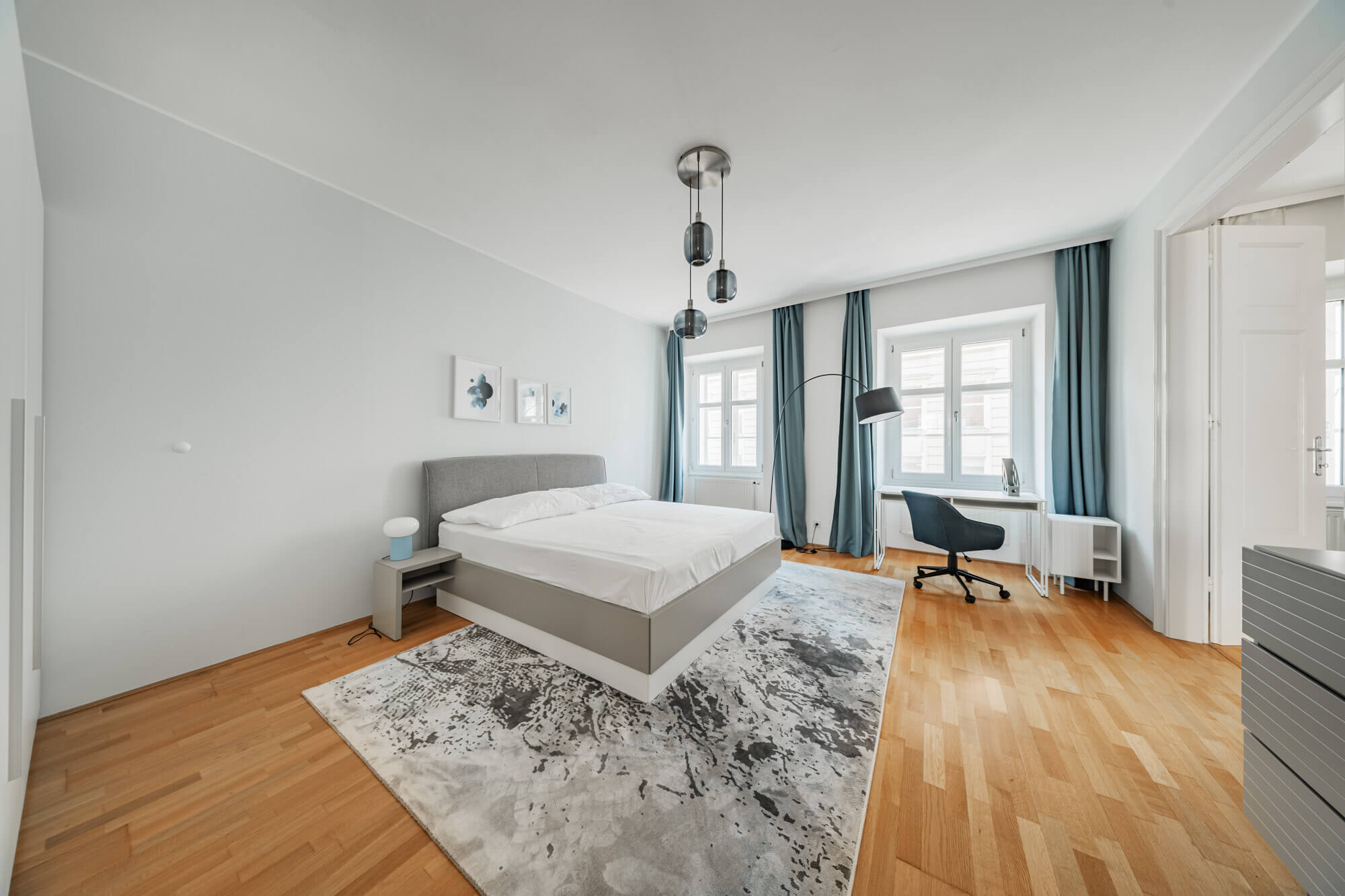 Komplett möblierte Dachgeschoß Wohnung mit 3 Schlafzimmern und Garagenplatz