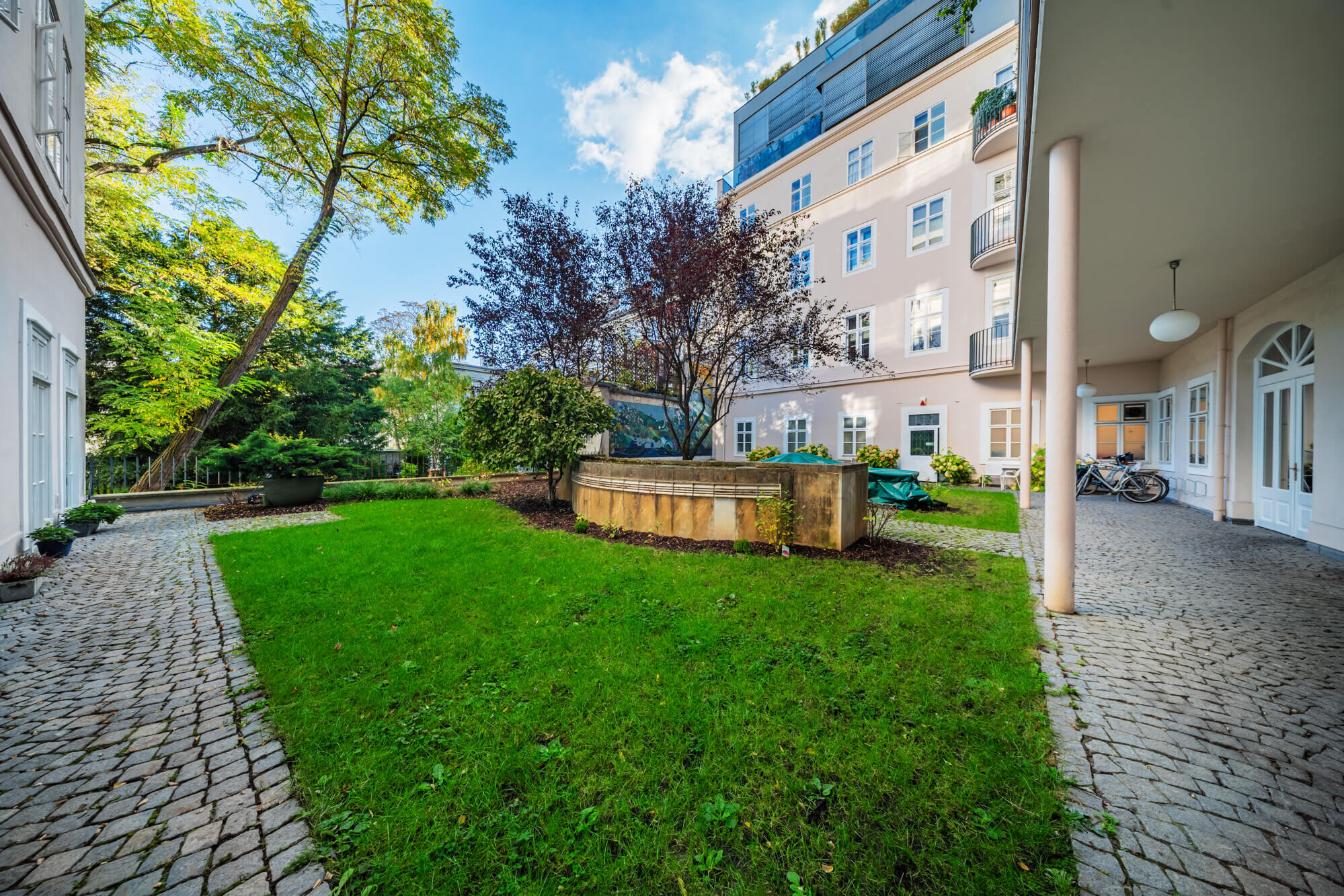 Komplett möblierte Dachgeschoß Wohnung mit 3 Schlafzimmern und Garagenplatz