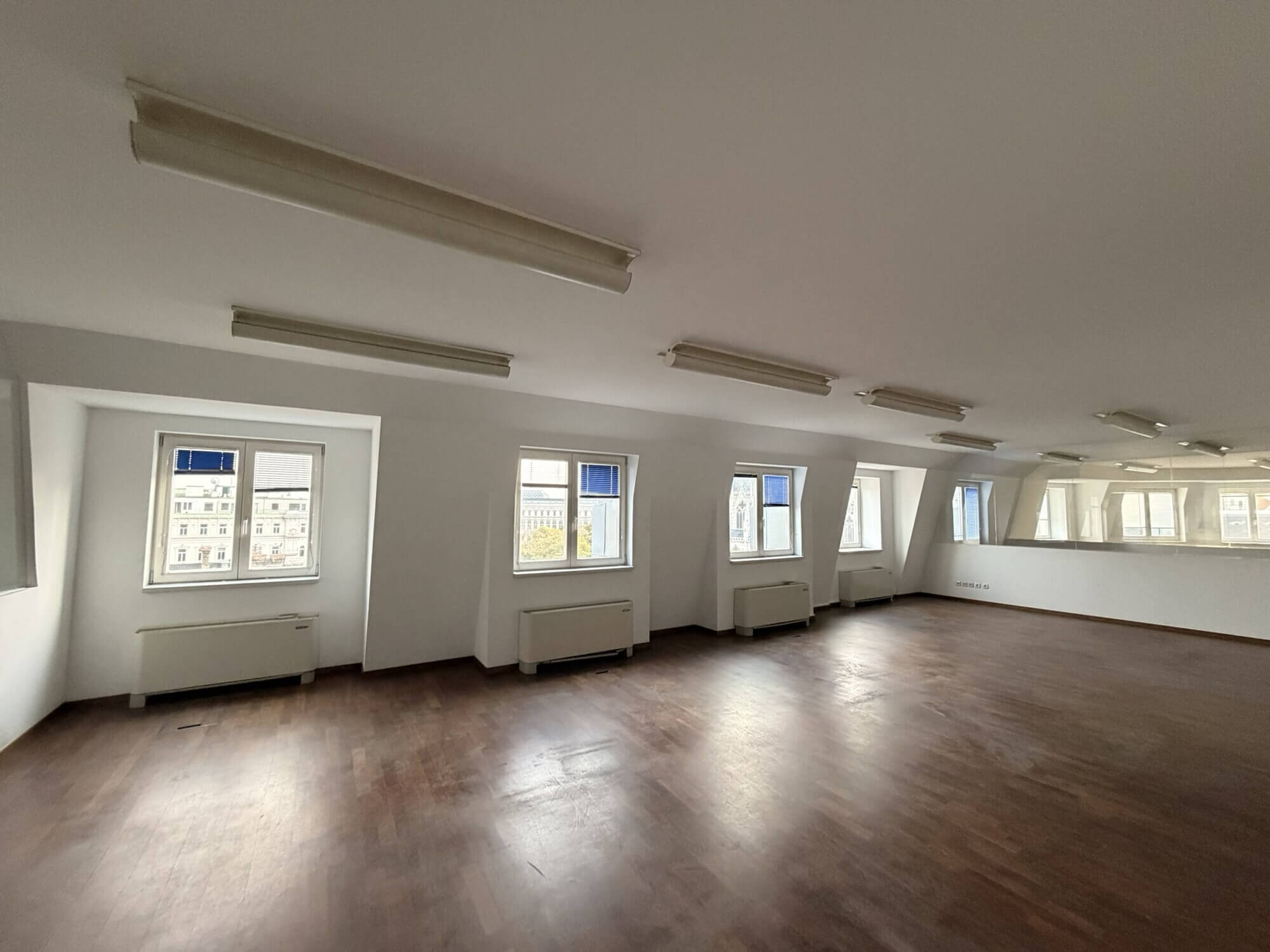 Repräsentative Bürofläche mit Votivkirchenblick