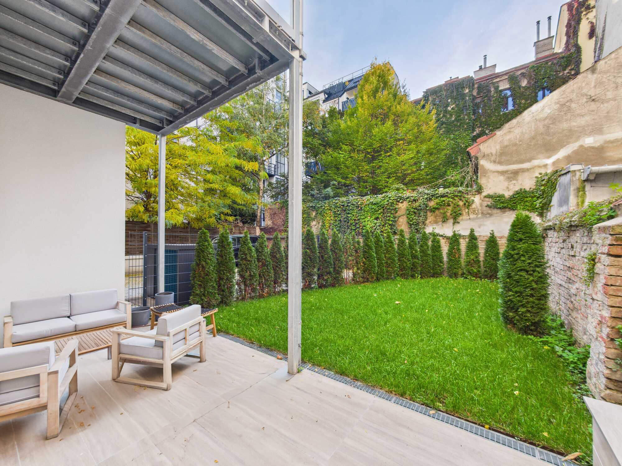 Moderne Gartenwohnung in Wien: Erdgeschoss mit Terrasse und Grünfläche