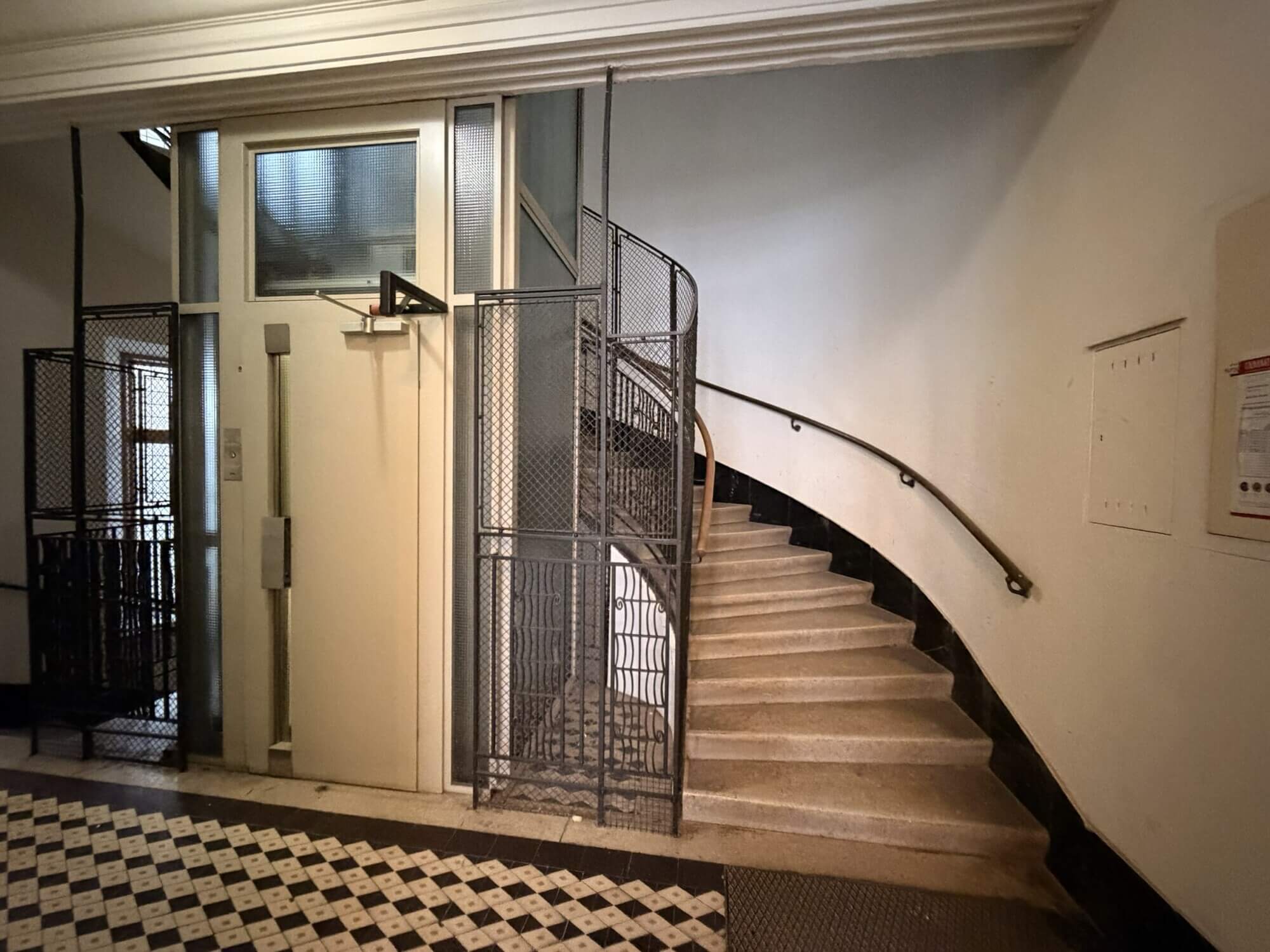 Stilvolles Altbaubüro im 8. Bezirk