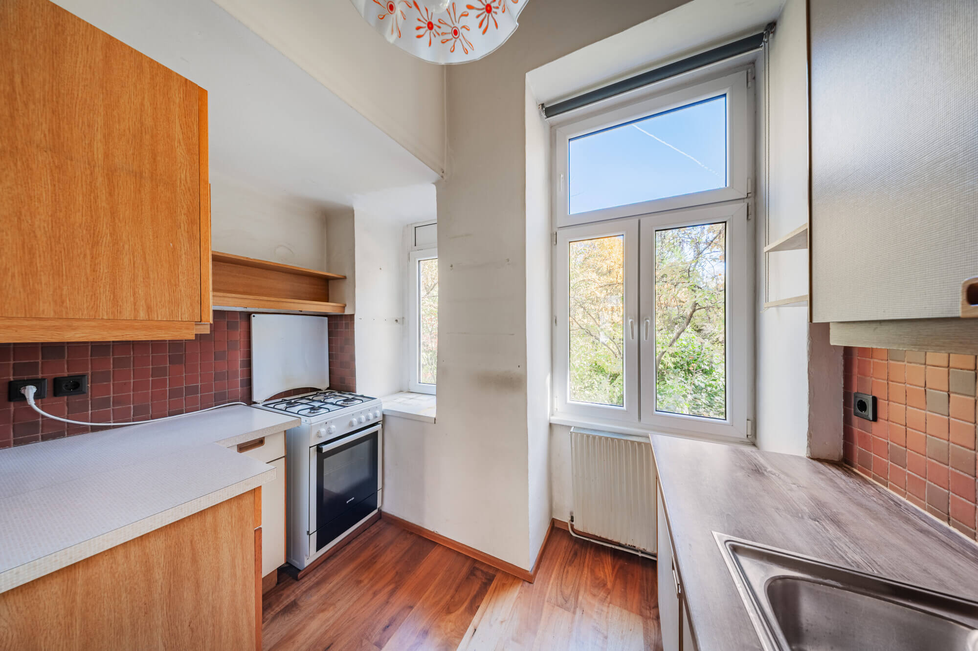 Old building apartment in need of renovation in a prime location of Ober St. Veit