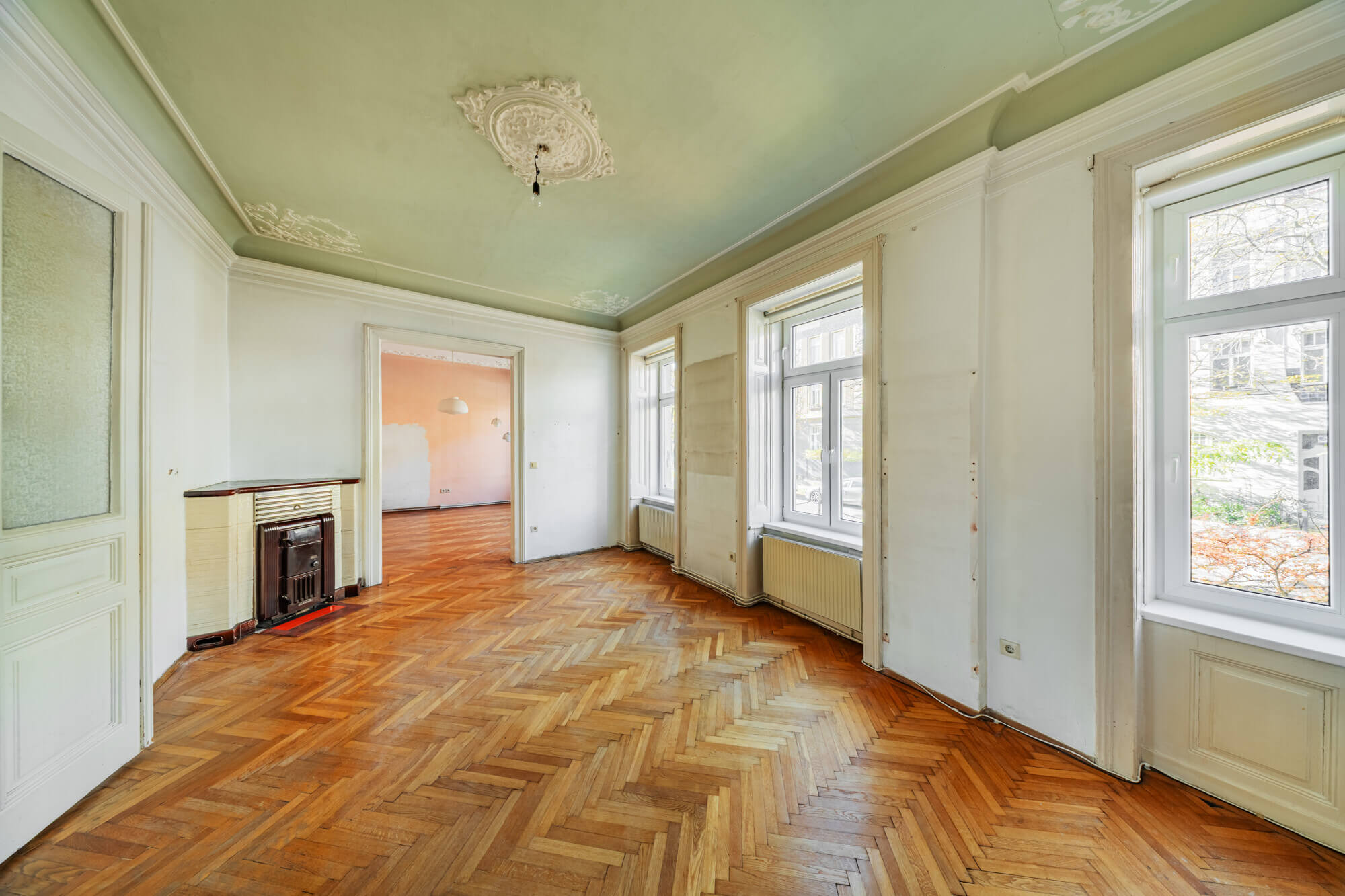 Old building apartment in need of renovation in a prime location of Ober St. Veit