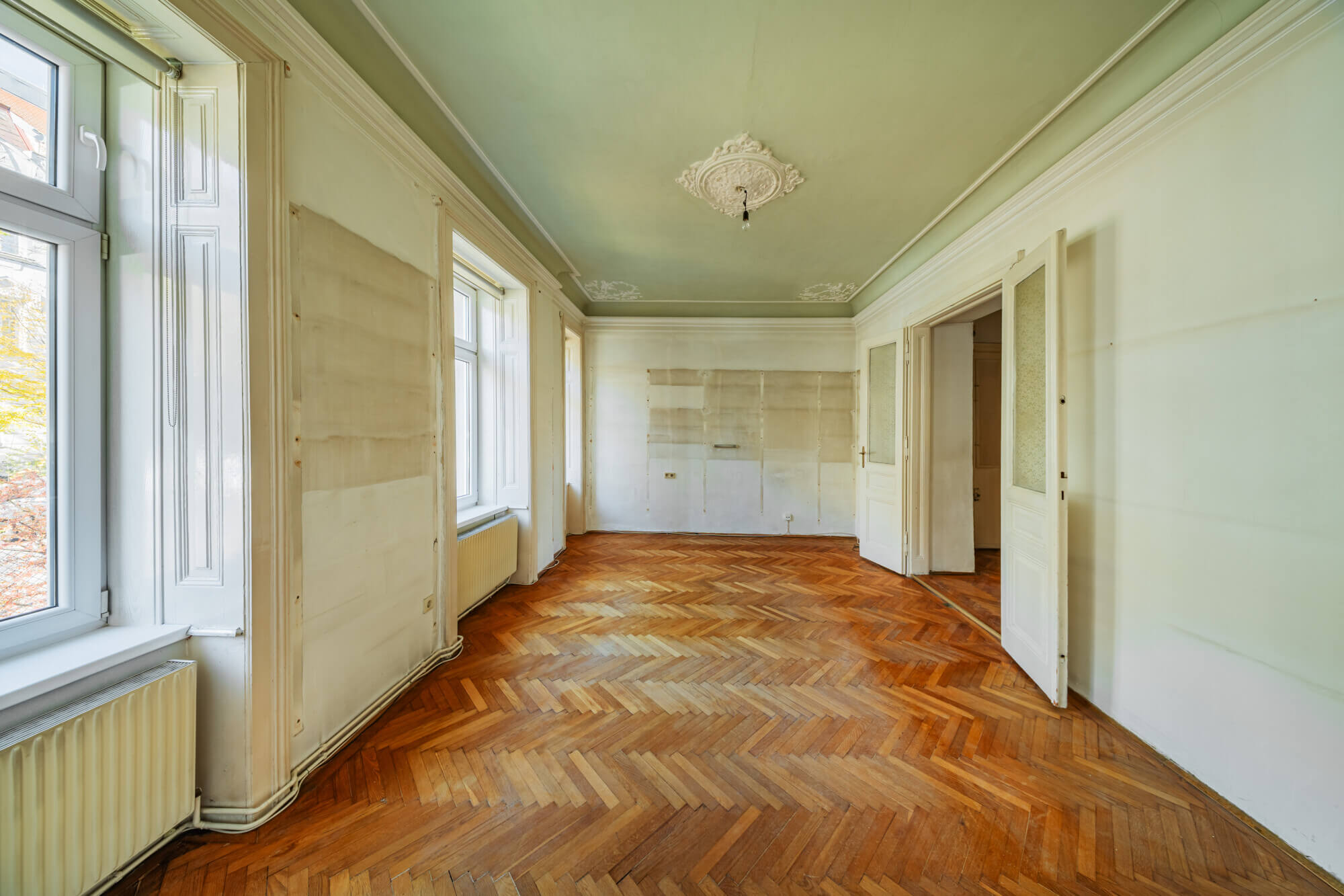Old building apartment in need of renovation in a prime location of Ober St. Veit