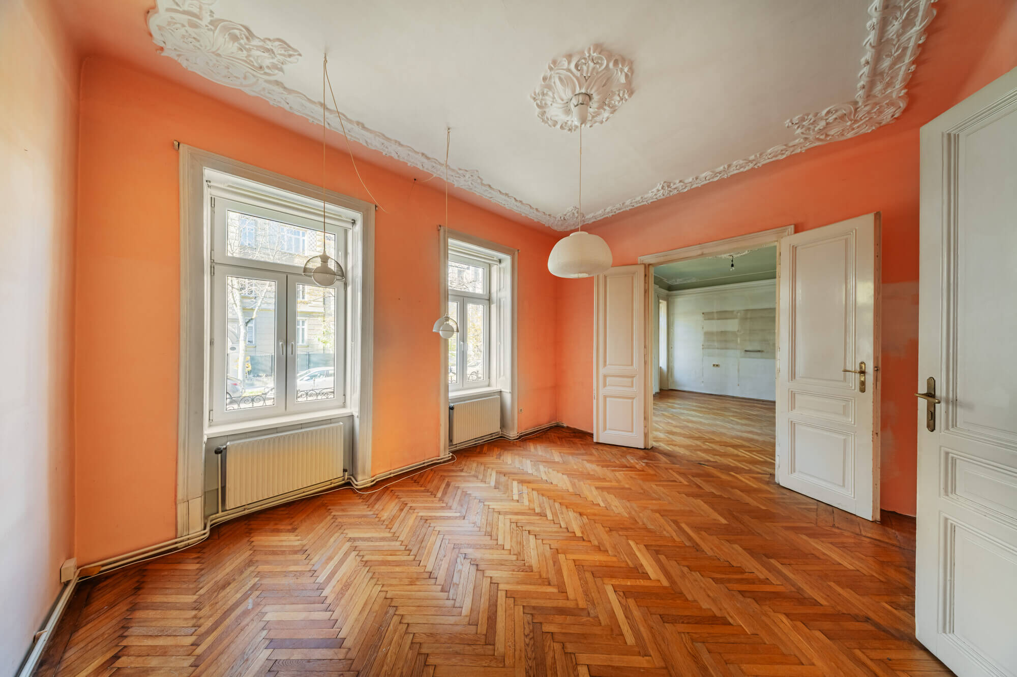 Old building apartment in need of renovation in a prime location of Ober St. Veit