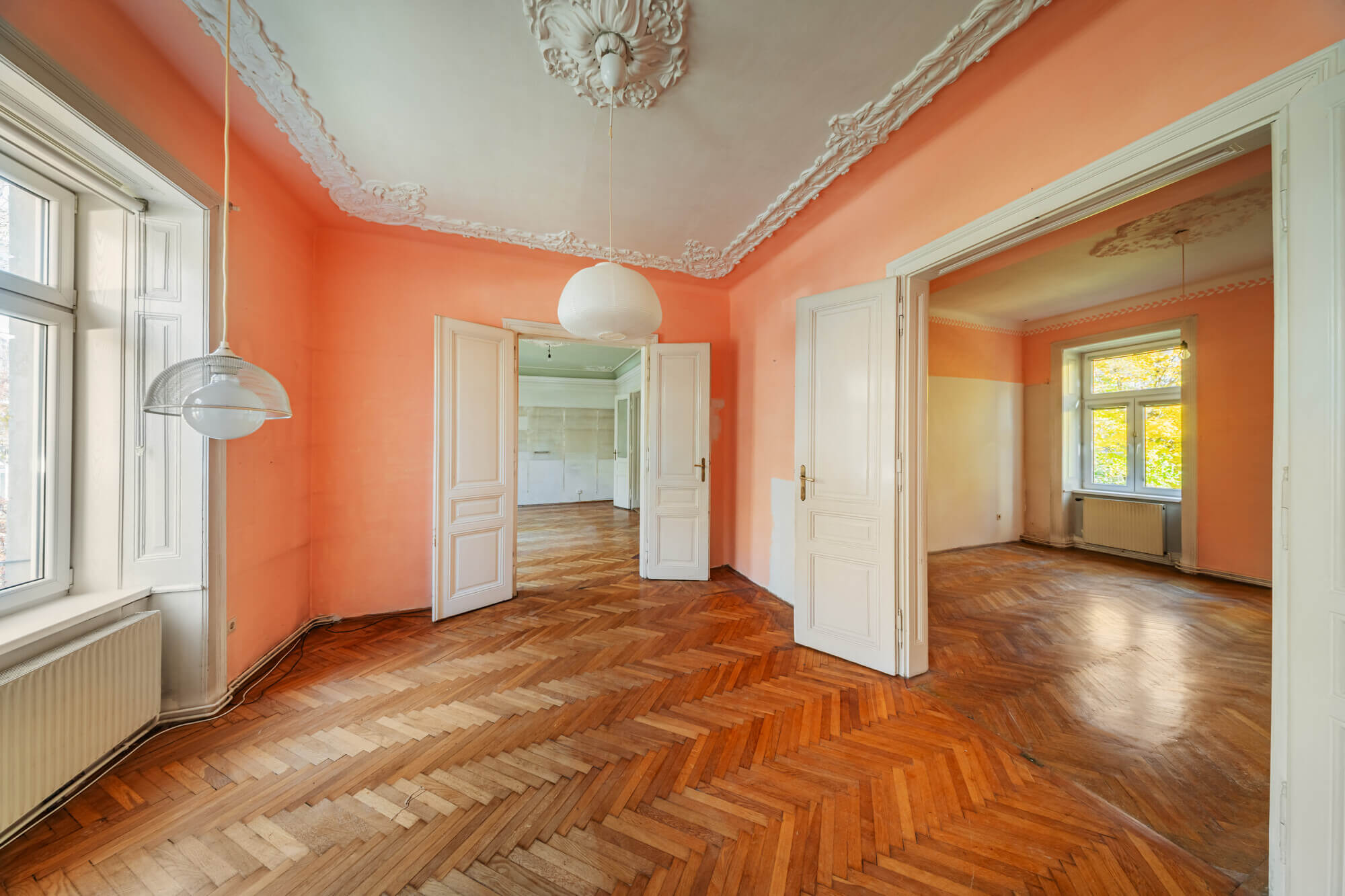 Old building apartment in need of renovation in a prime location of Ober St. Veit