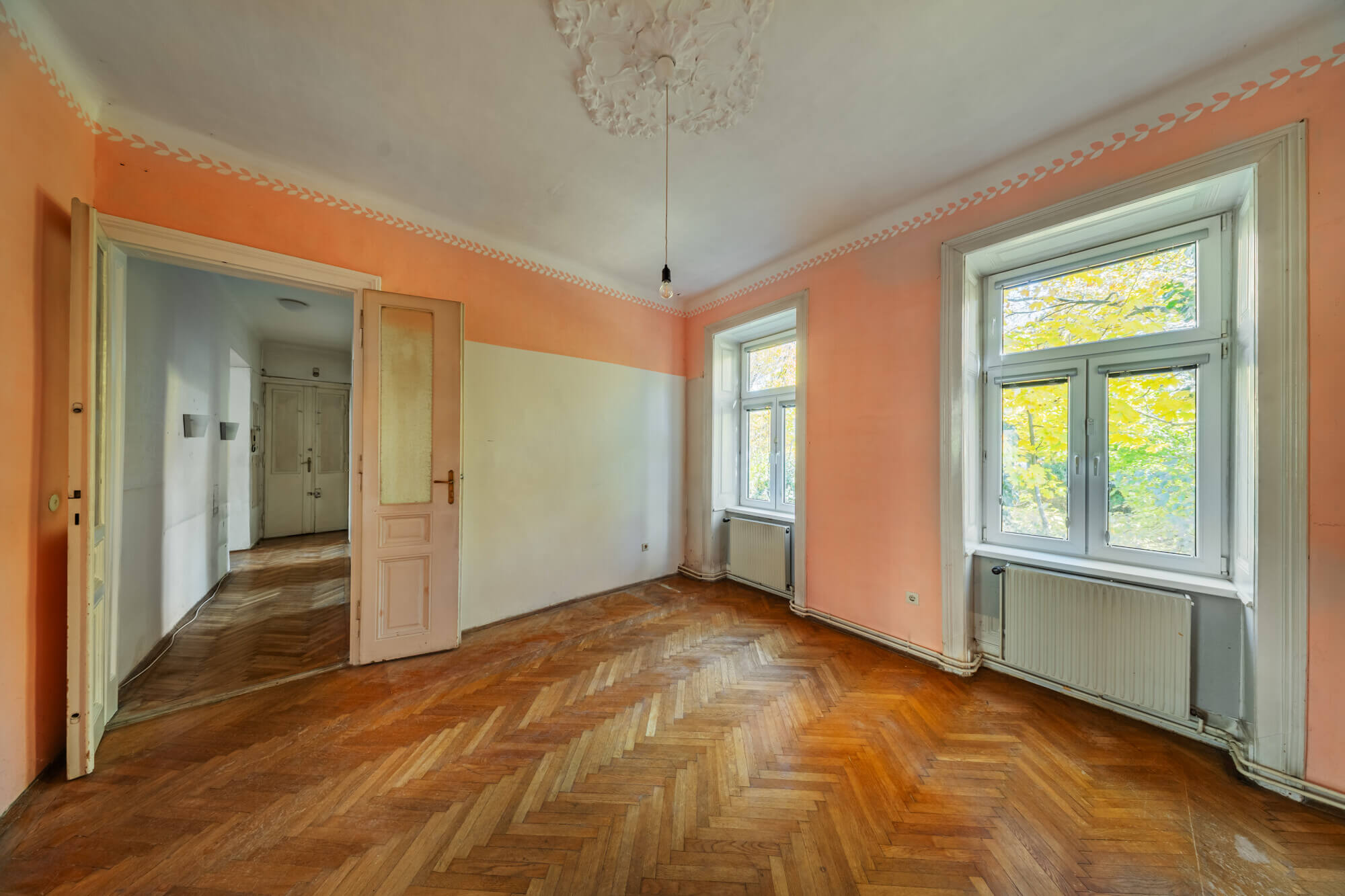Old building apartment in need of renovation in a prime location of Ober St. Veit