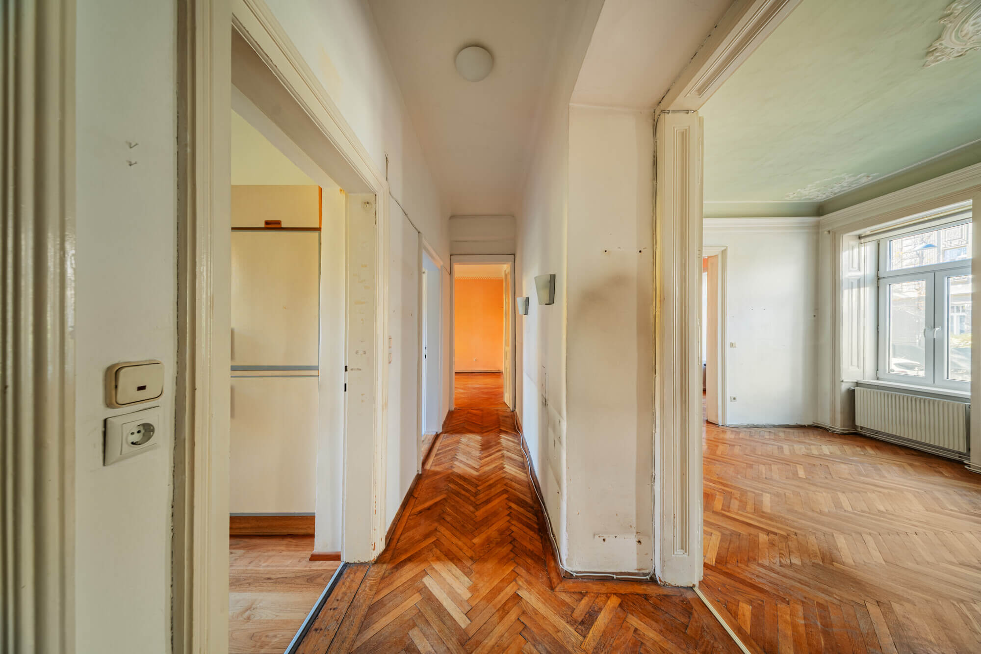 Old building apartment in need of renovation in a prime location of Ober St. Veit