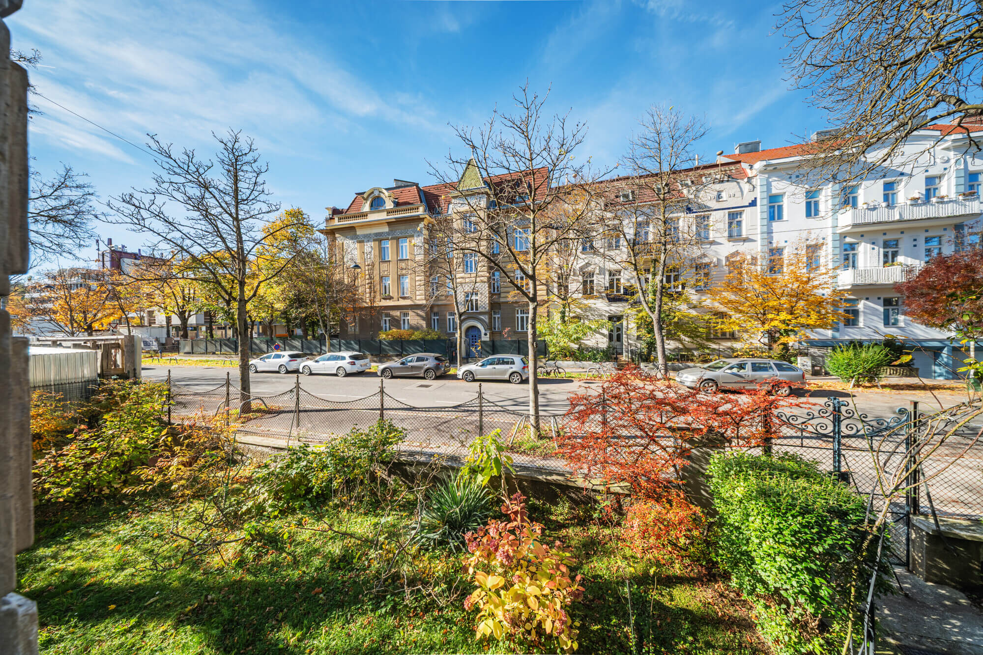 Old building apartment in need of renovation in a prime location of Ober St. Veit