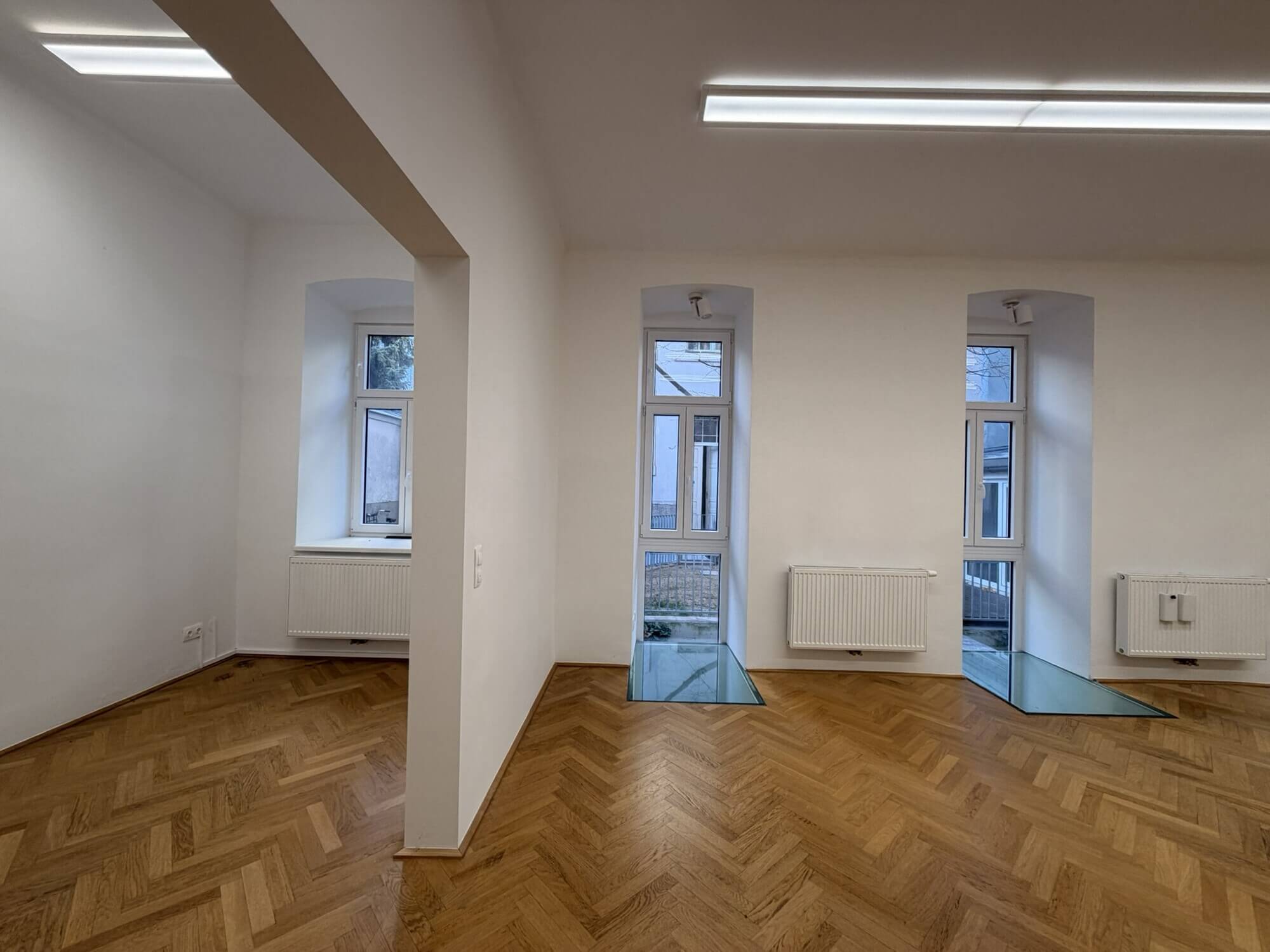 Helle Bürofläche mit Terrasse und Garten