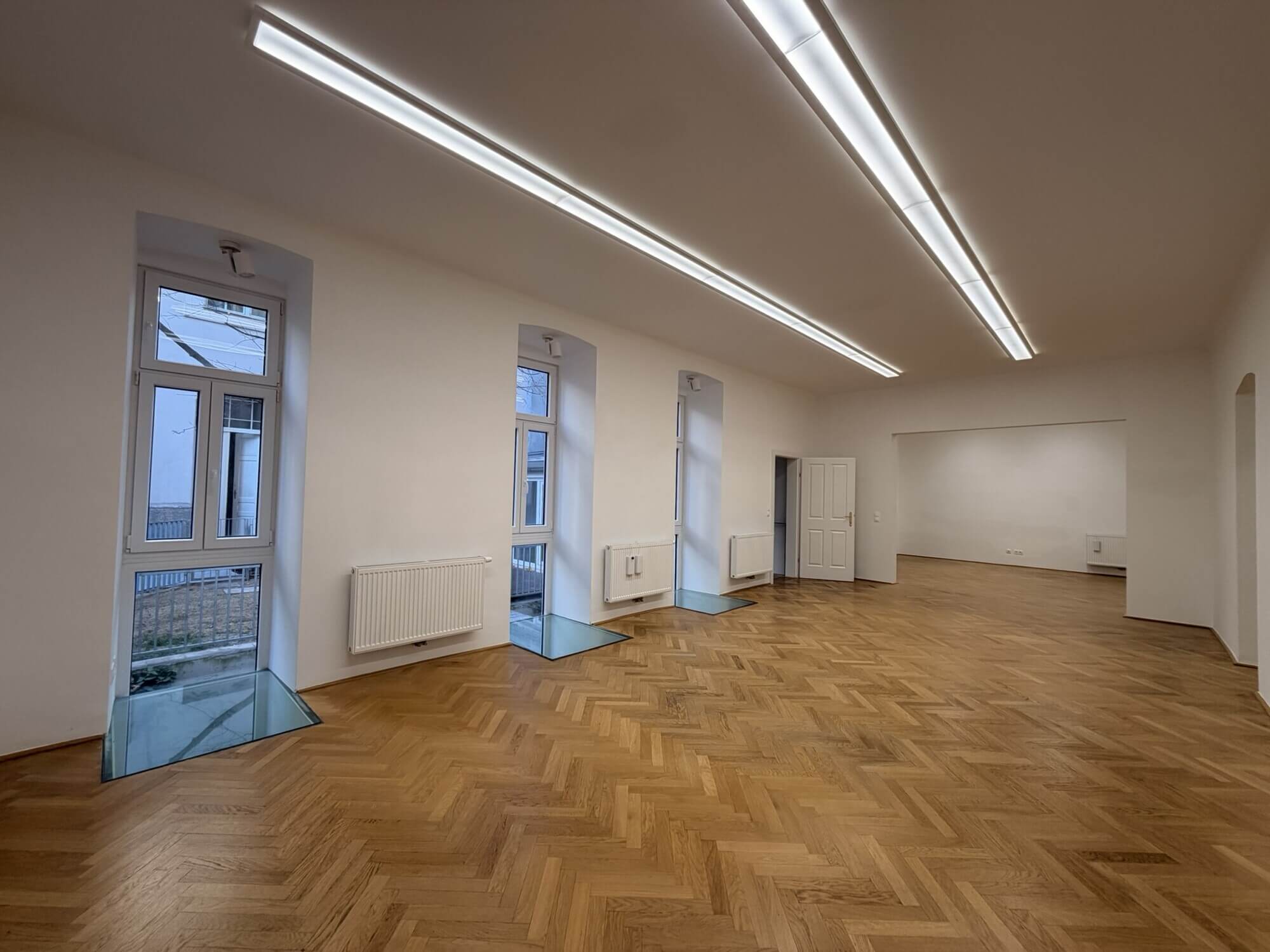 Helle Bürofläche mit Terrasse und Garten