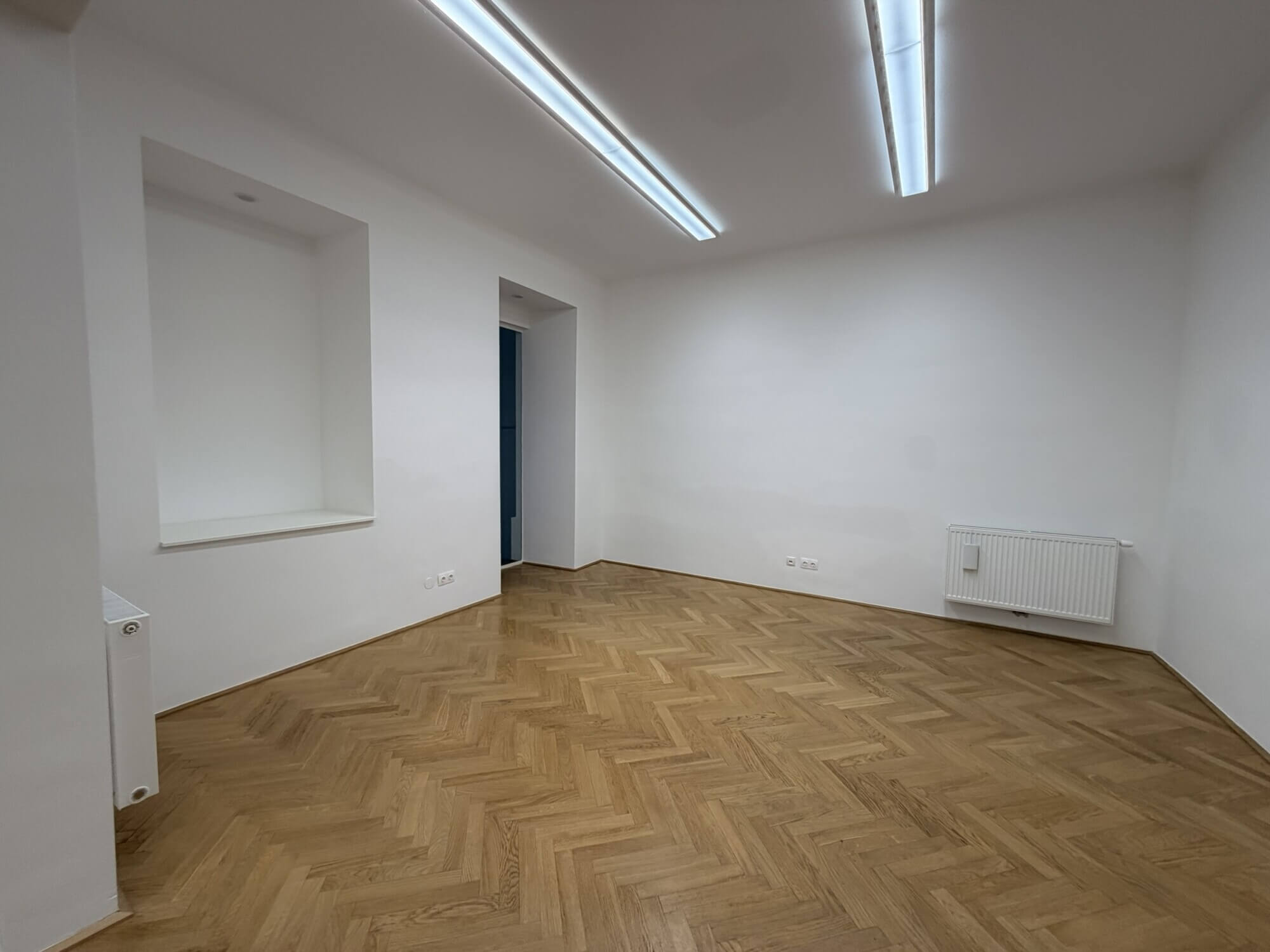 Helle Bürofläche mit Terrasse und Garten