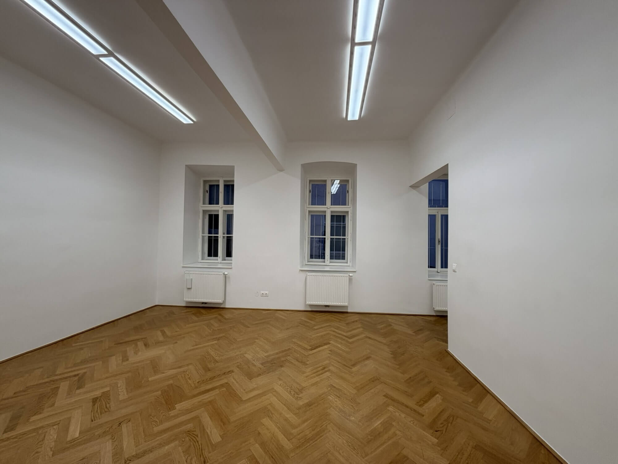 Helle Bürofläche mit Terrasse und Garten