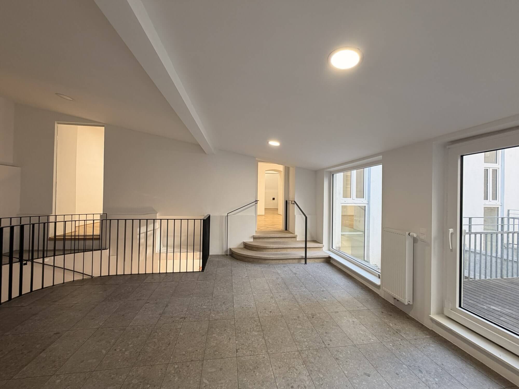 Helle Bürofläche mit Terrasse und Garten