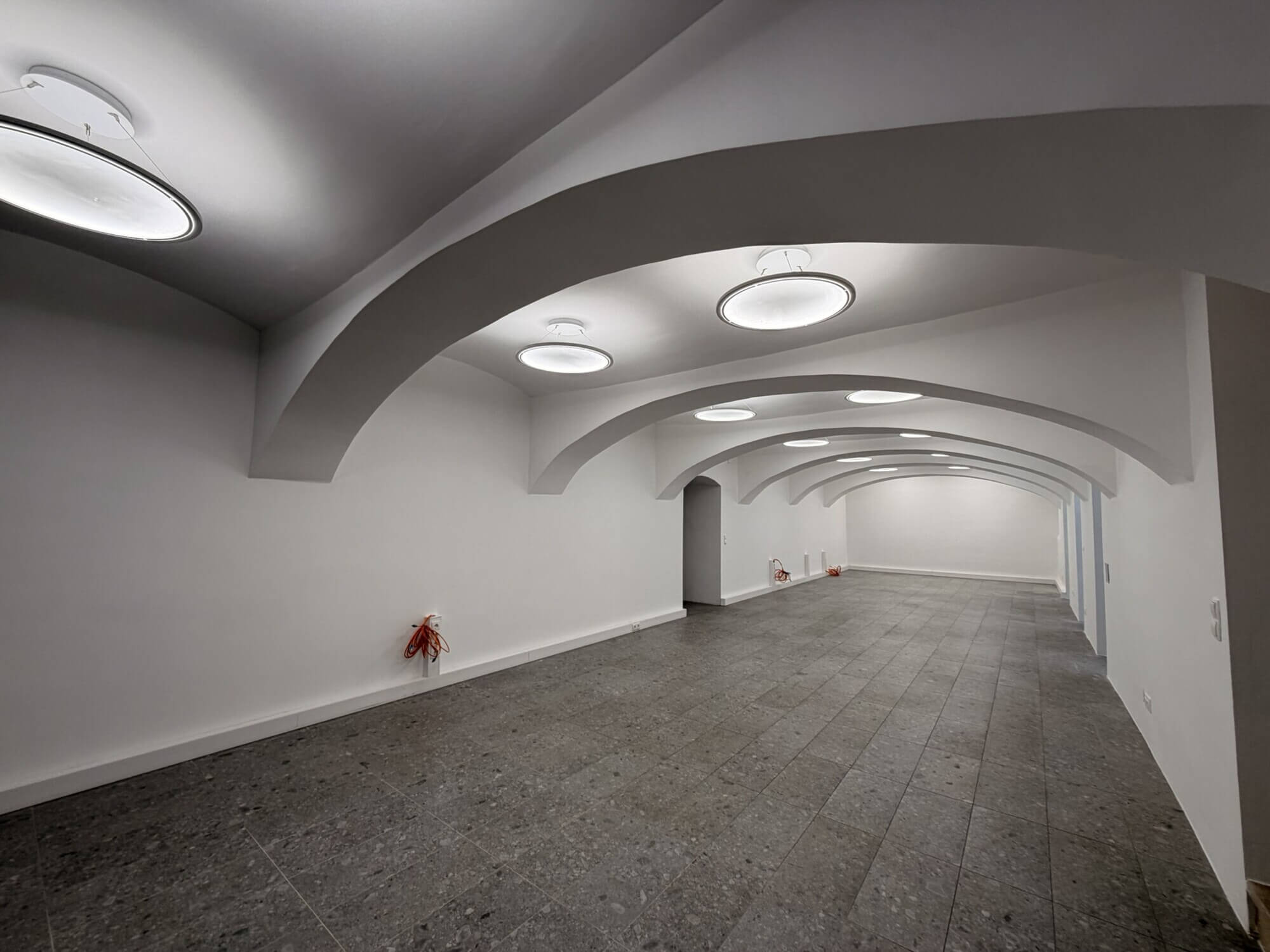 Helle Bürofläche mit Terrasse und Garten