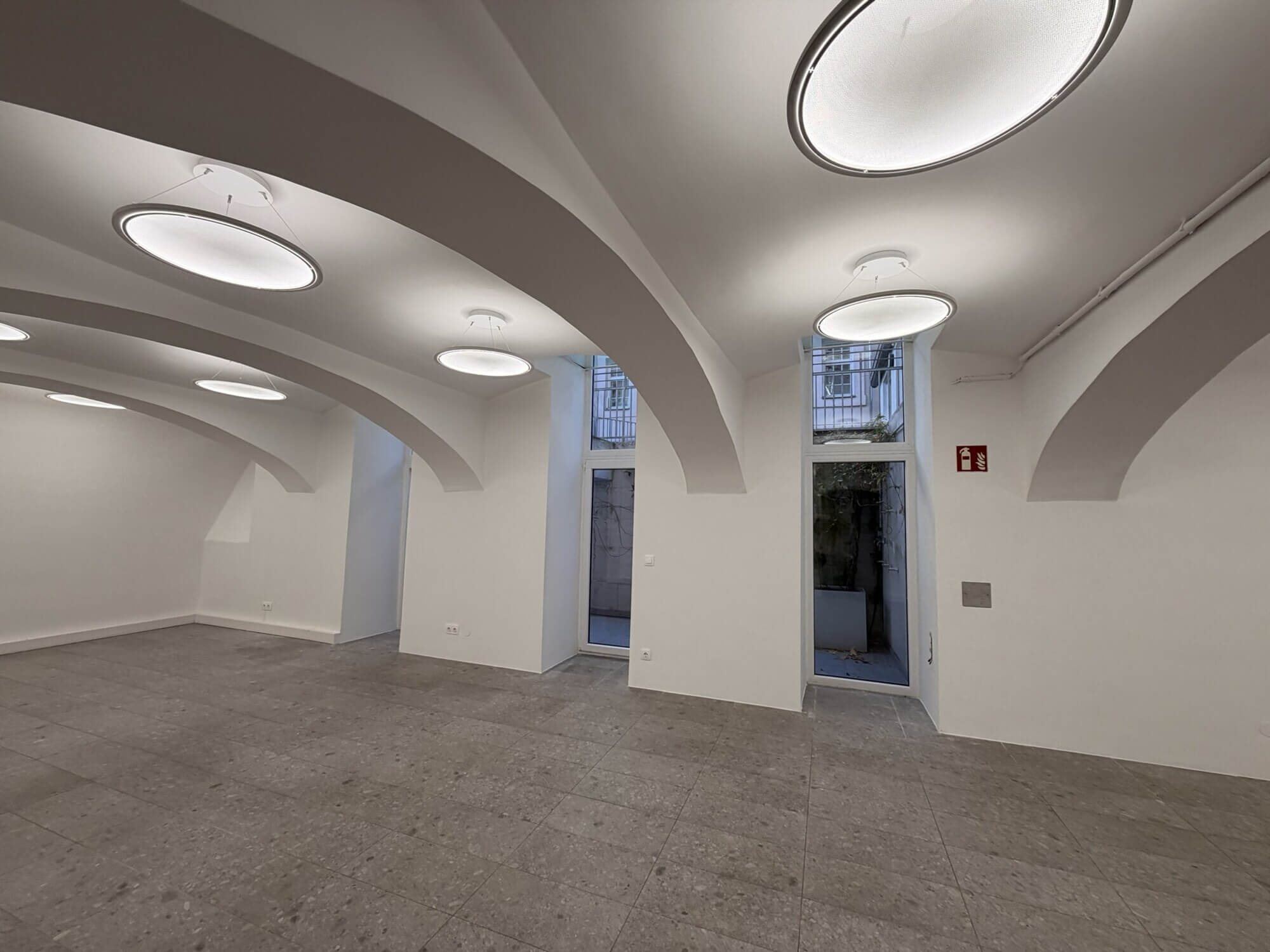 Helle Bürofläche mit Terrasse und Garten