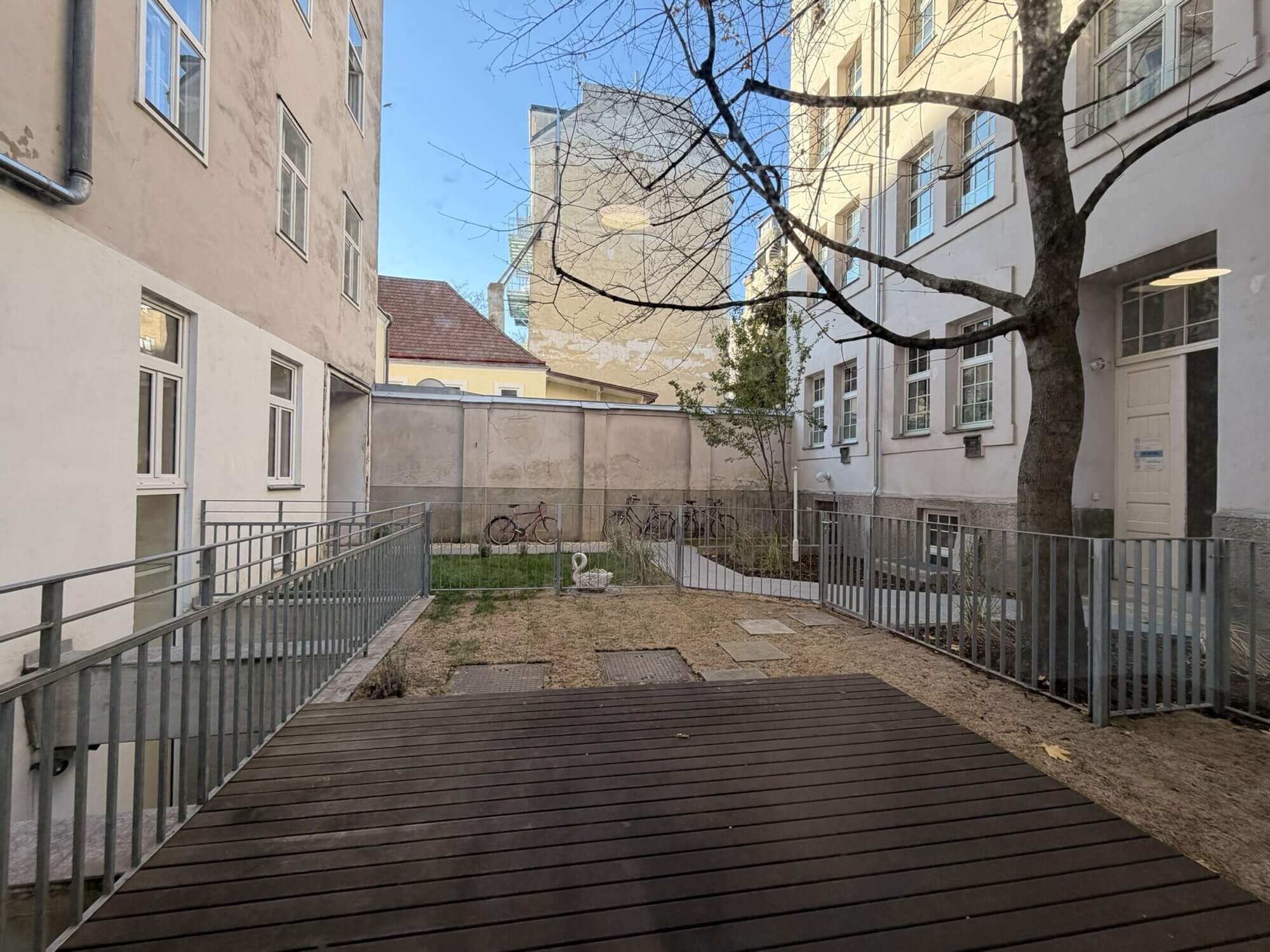 Helle Bürofläche mit Terrasse und Garten