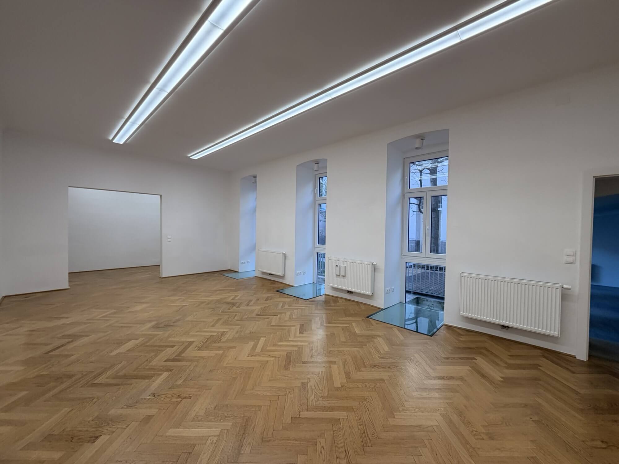 Helle Bürofläche mit Terrasse und Garten