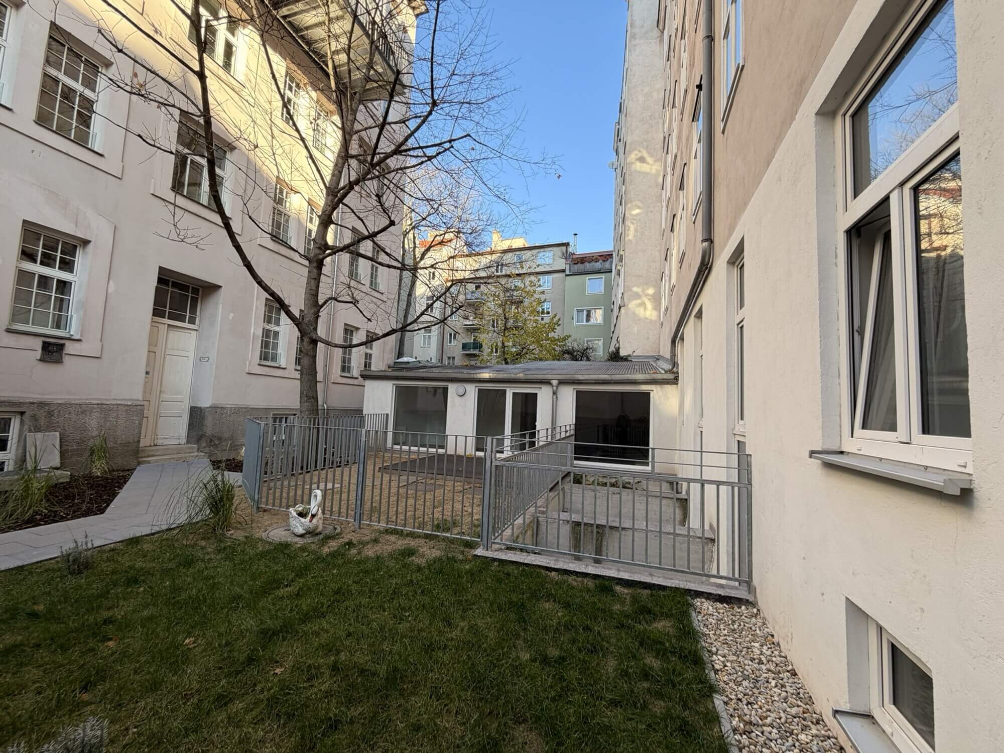 Helle Bürofläche mit Terrasse und Garten