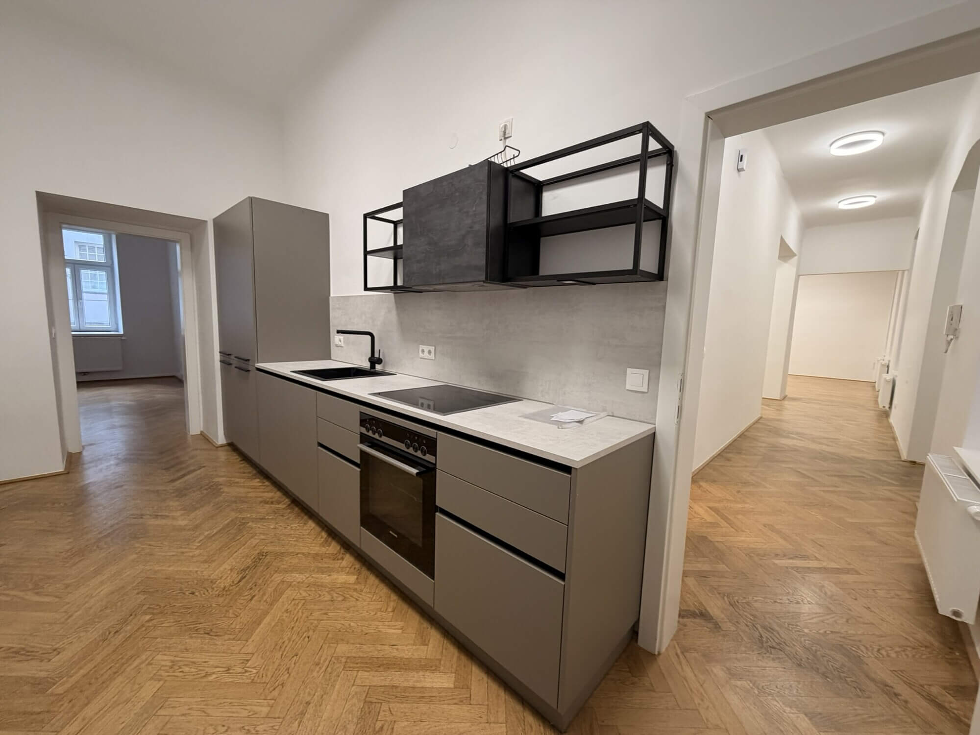 Helle Bürofläche mit Terrasse und Garten