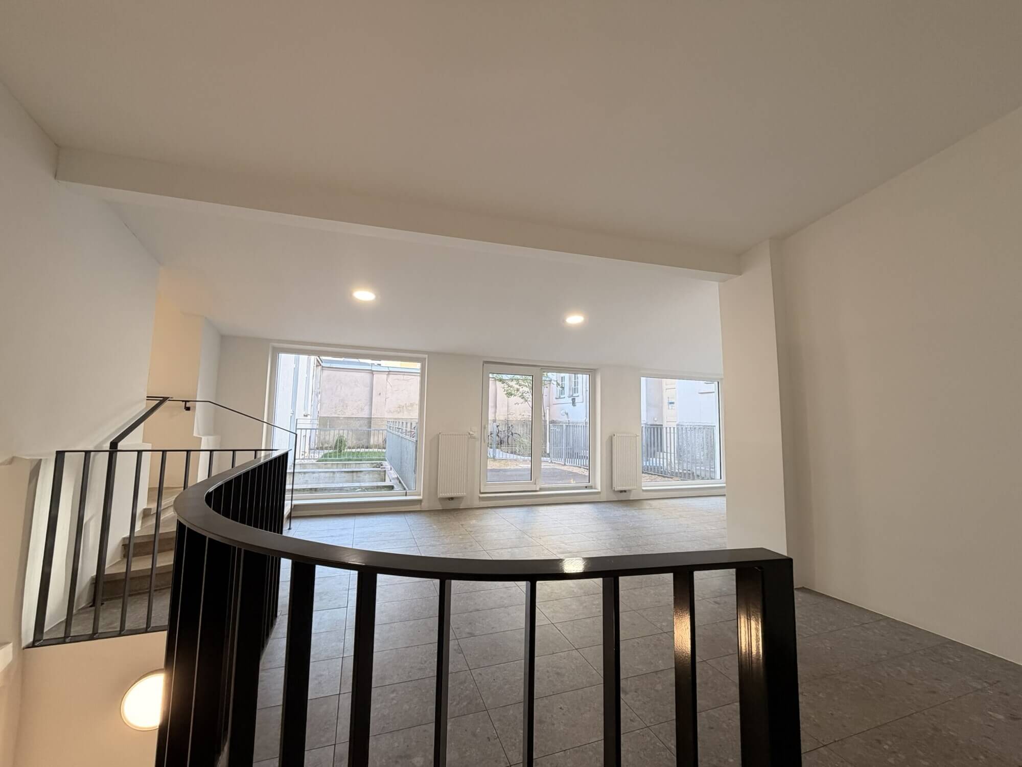 Helle Bürofläche mit Terrasse und Garten