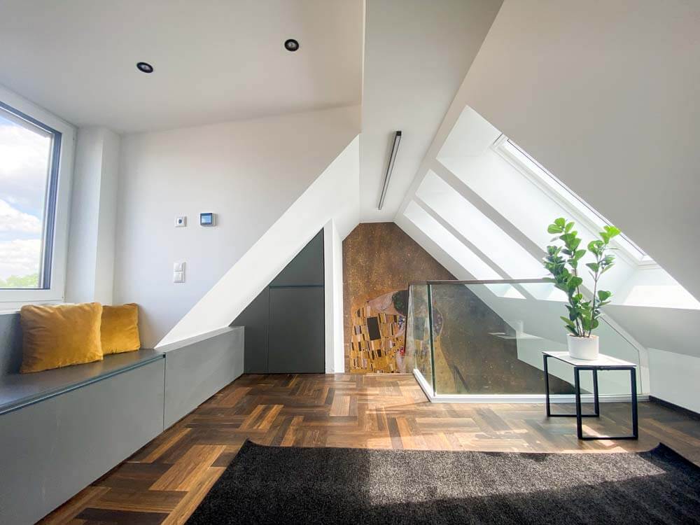 Dachgeschoßwohnung möbliert mit Balkon