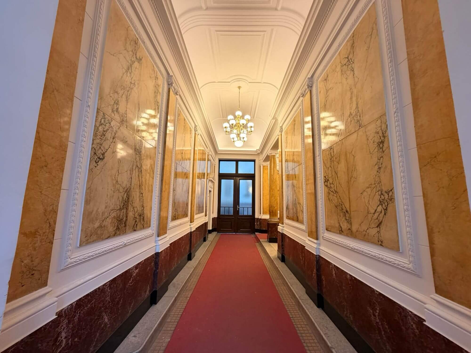 Lichtdurchflutetes klimatisiertes Altbaubüro