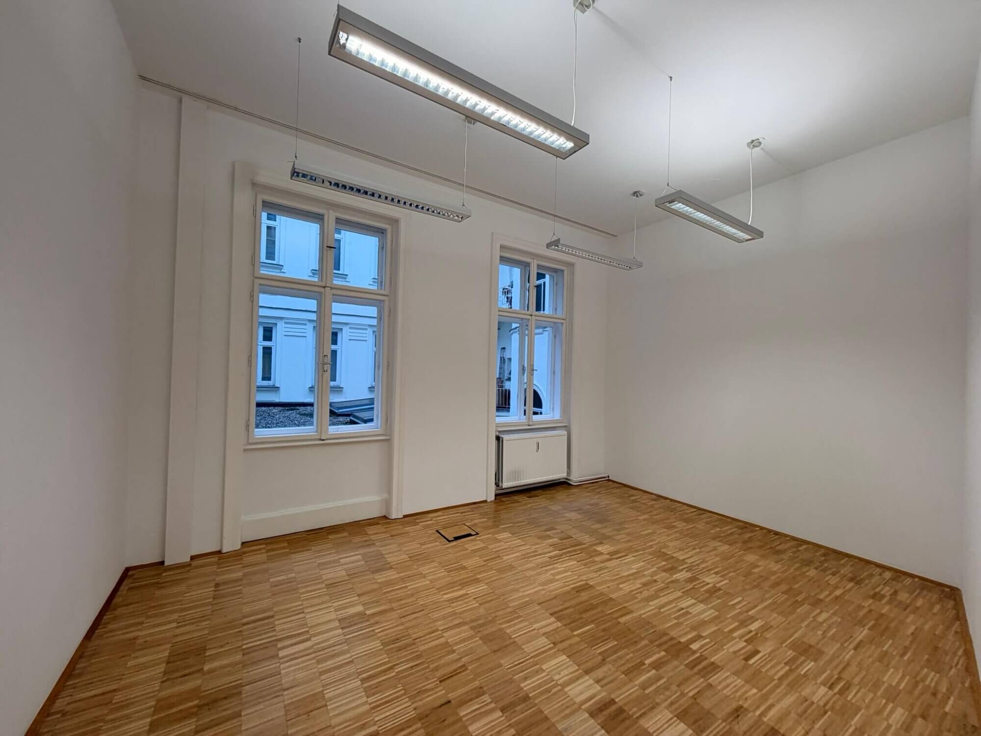 Lichtdurchflutetes klimatisiertes Altbaubüro