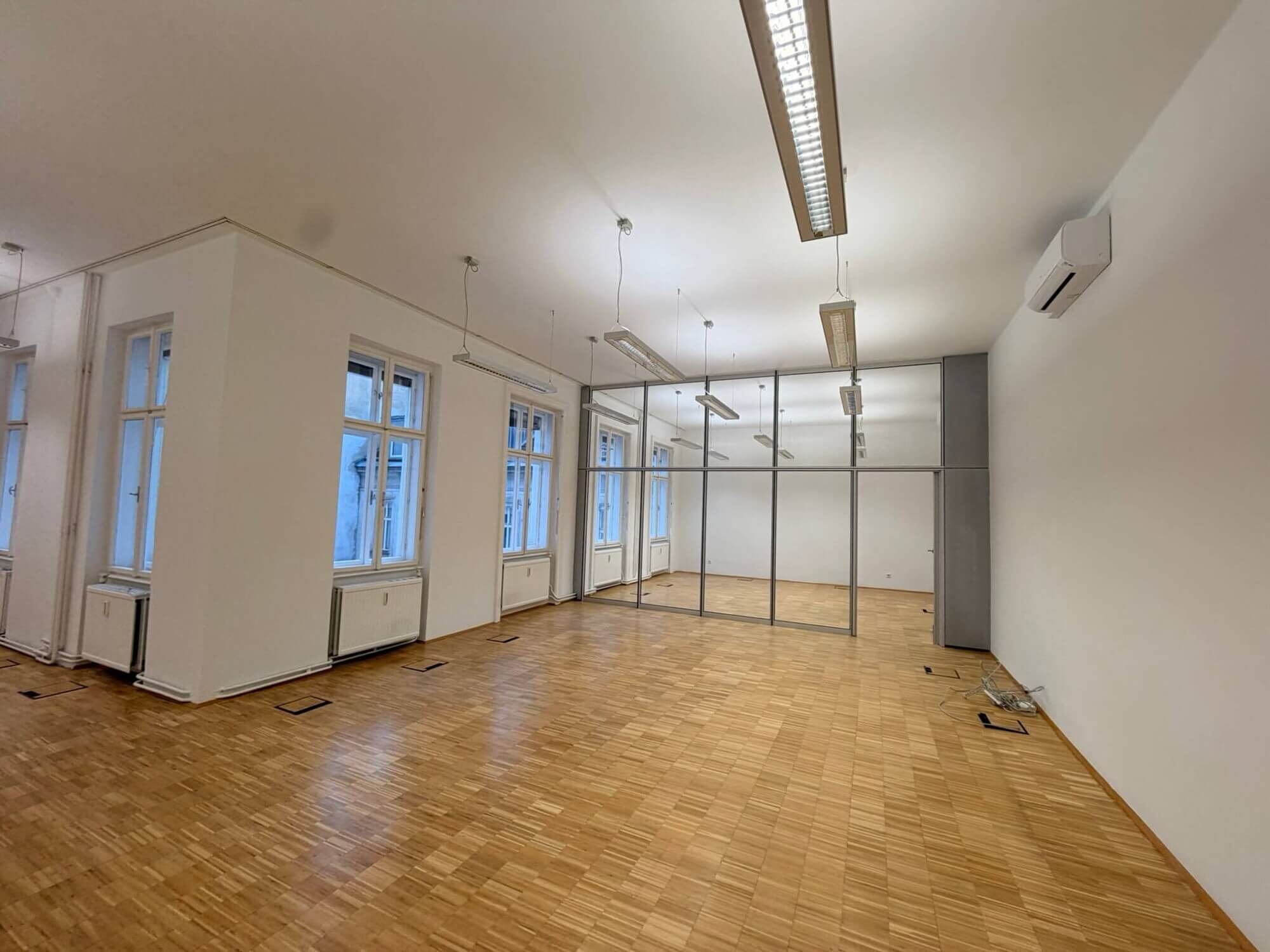 Lichtdurchflutetes klimatisiertes Altbaubüro