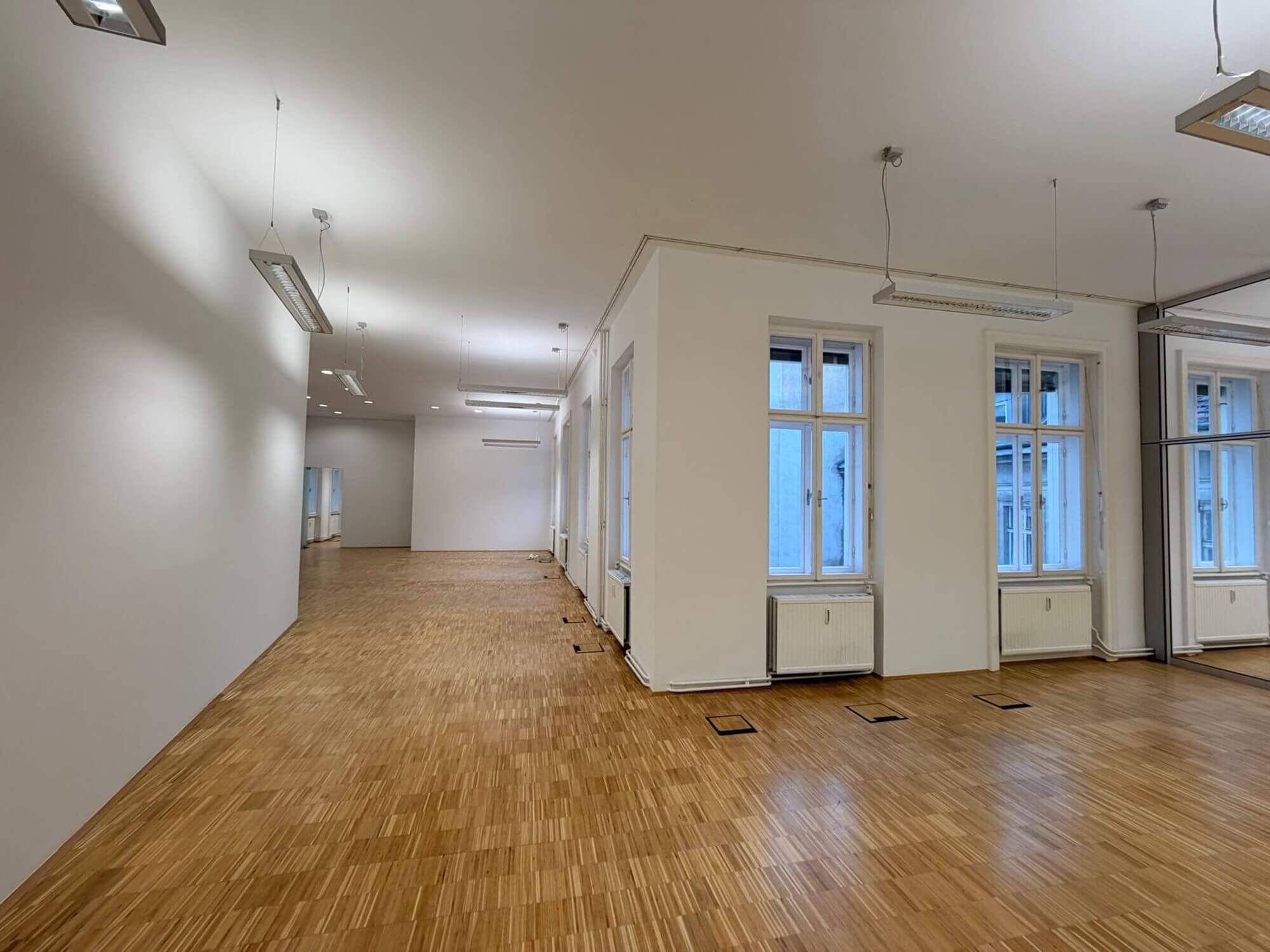 Lichtdurchflutetes klimatisiertes Altbaubüro