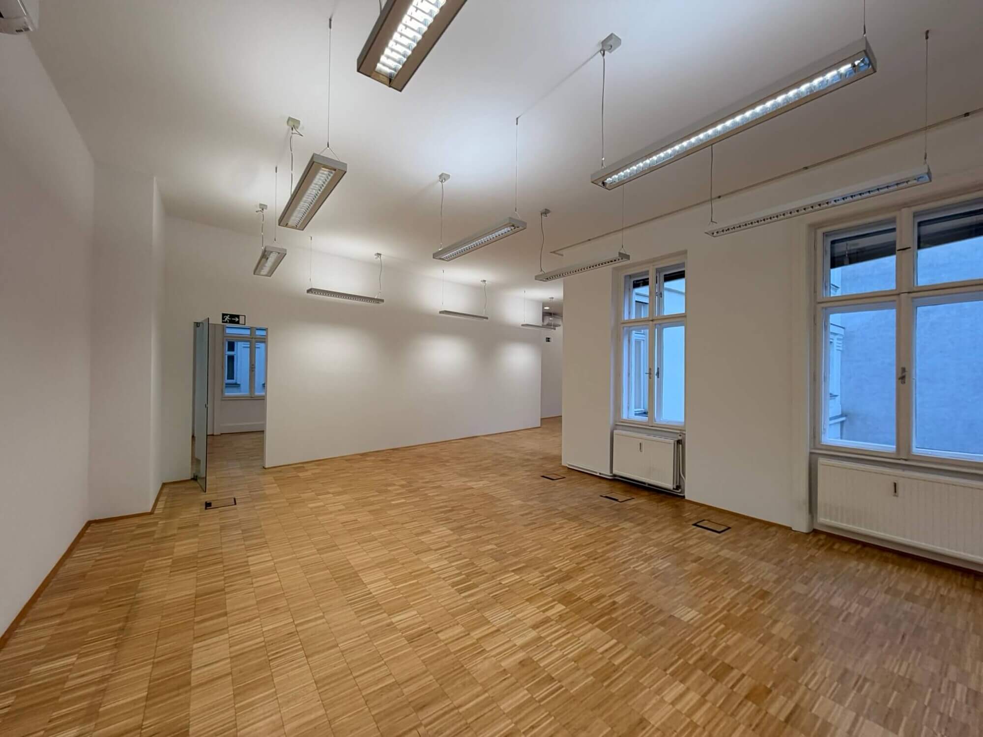 Lichtdurchflutetes klimatisiertes Altbaubüro