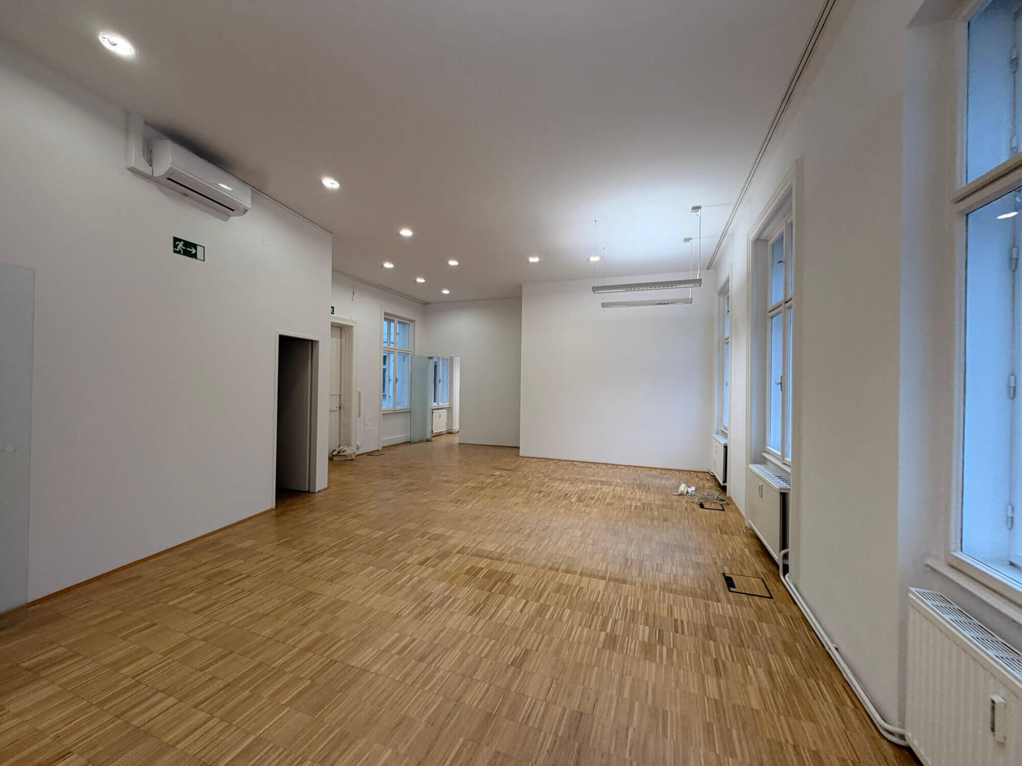 Lichtdurchflutetes klimatisiertes Altbaubüro