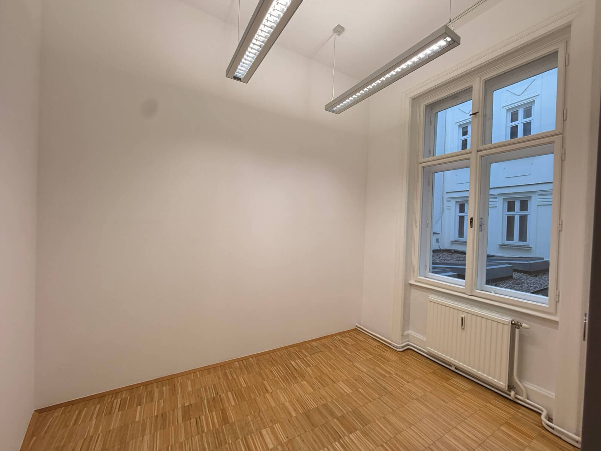 Lichtdurchflutetes klimatisiertes Altbaubüro