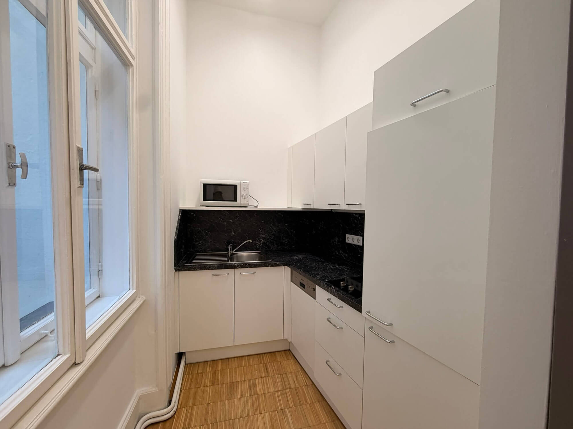 Lichtdurchflutetes klimatisiertes Altbaubüro