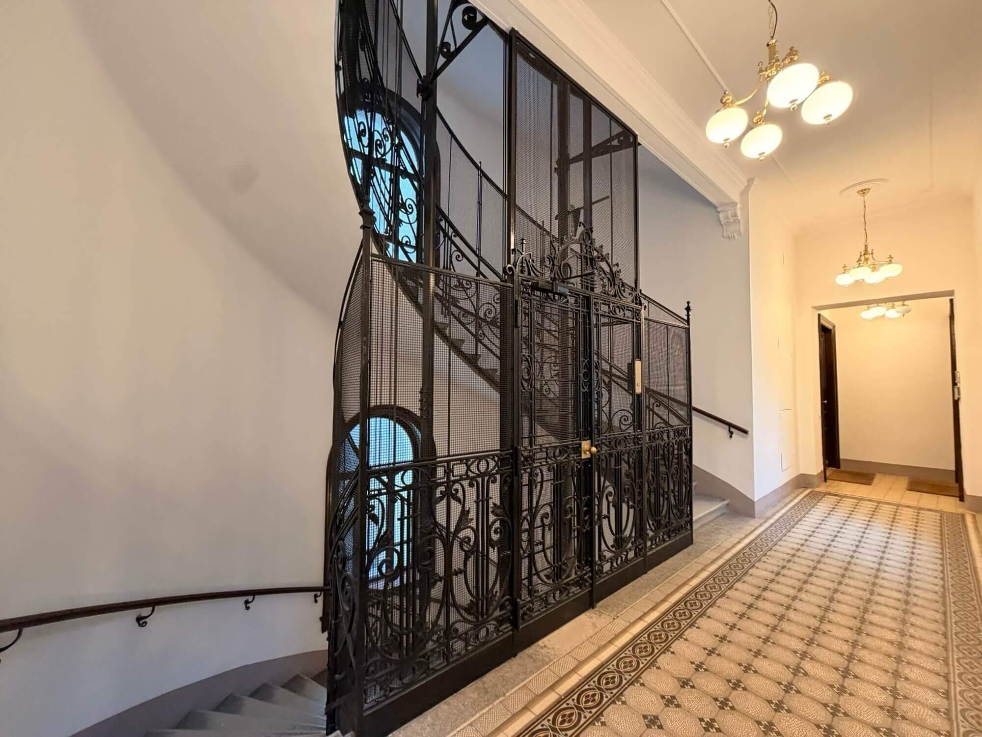 Lichtdurchflutetes klimatisiertes Altbaubüro