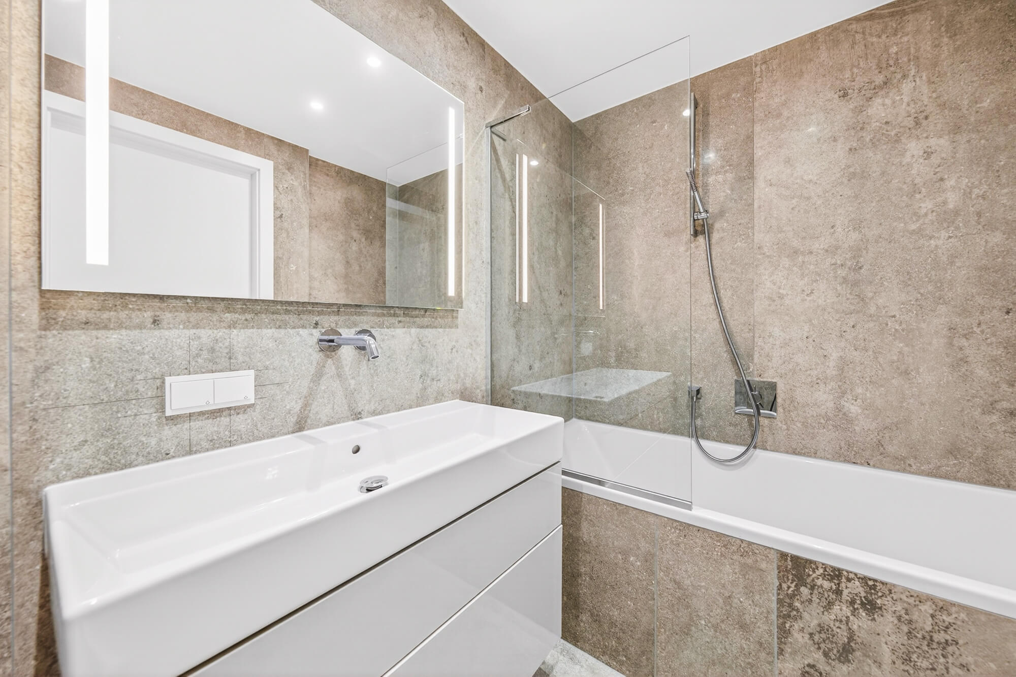 First occupancy with balcony near Schönbrunn