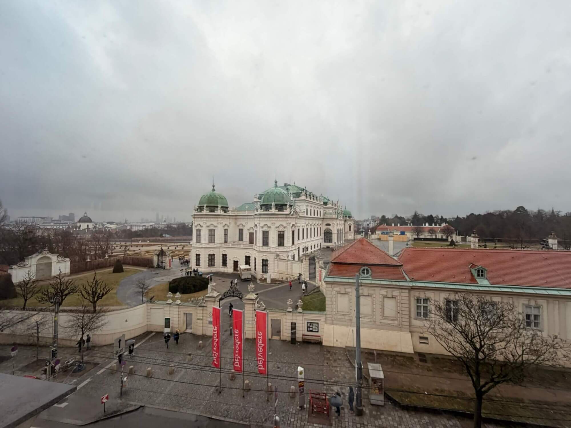 Helle Altbauflächen mit Blick auf Schloss Belvedere