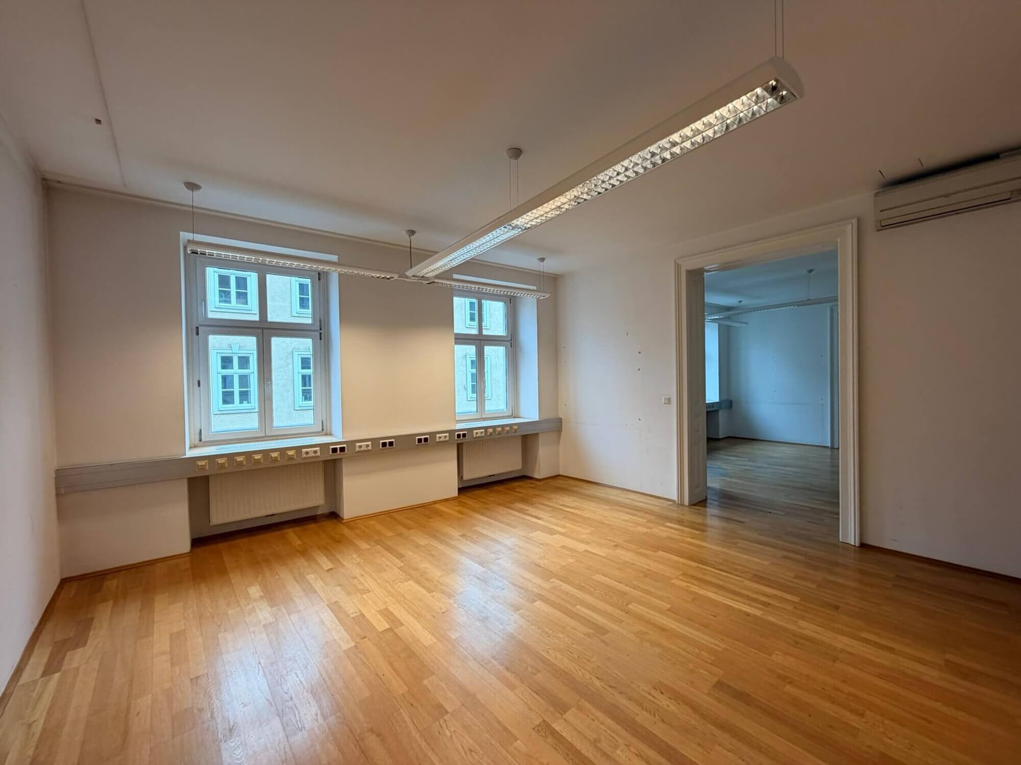 Helle Altbauflächen mit Blick auf Schloss Belvedere