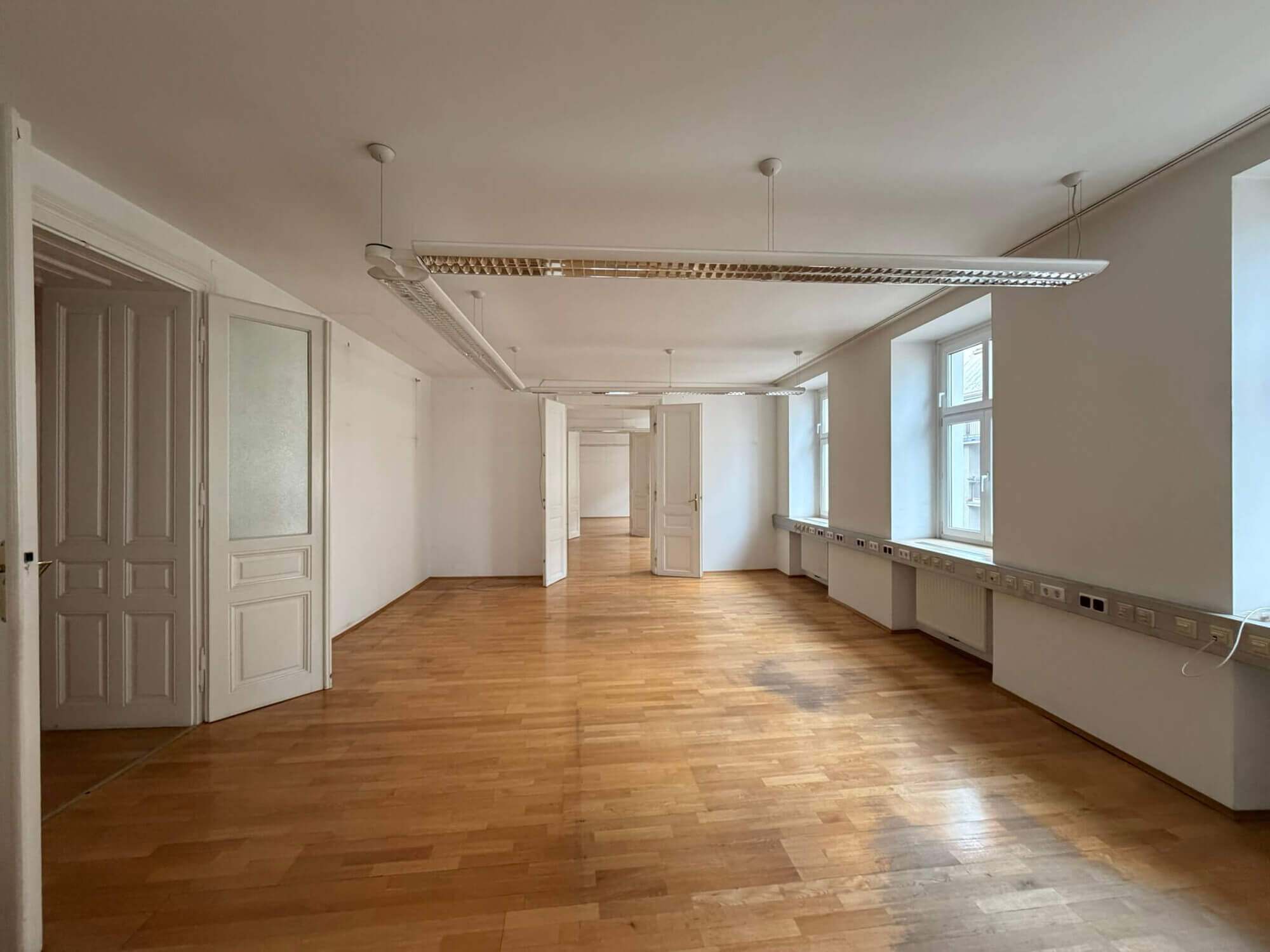 Helle Altbauflächen mit Blick auf Schloss Belvedere