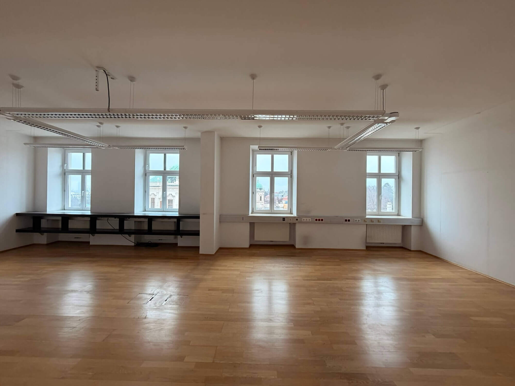 Helle Altbauflächen mit Blick auf Schloss Belvedere