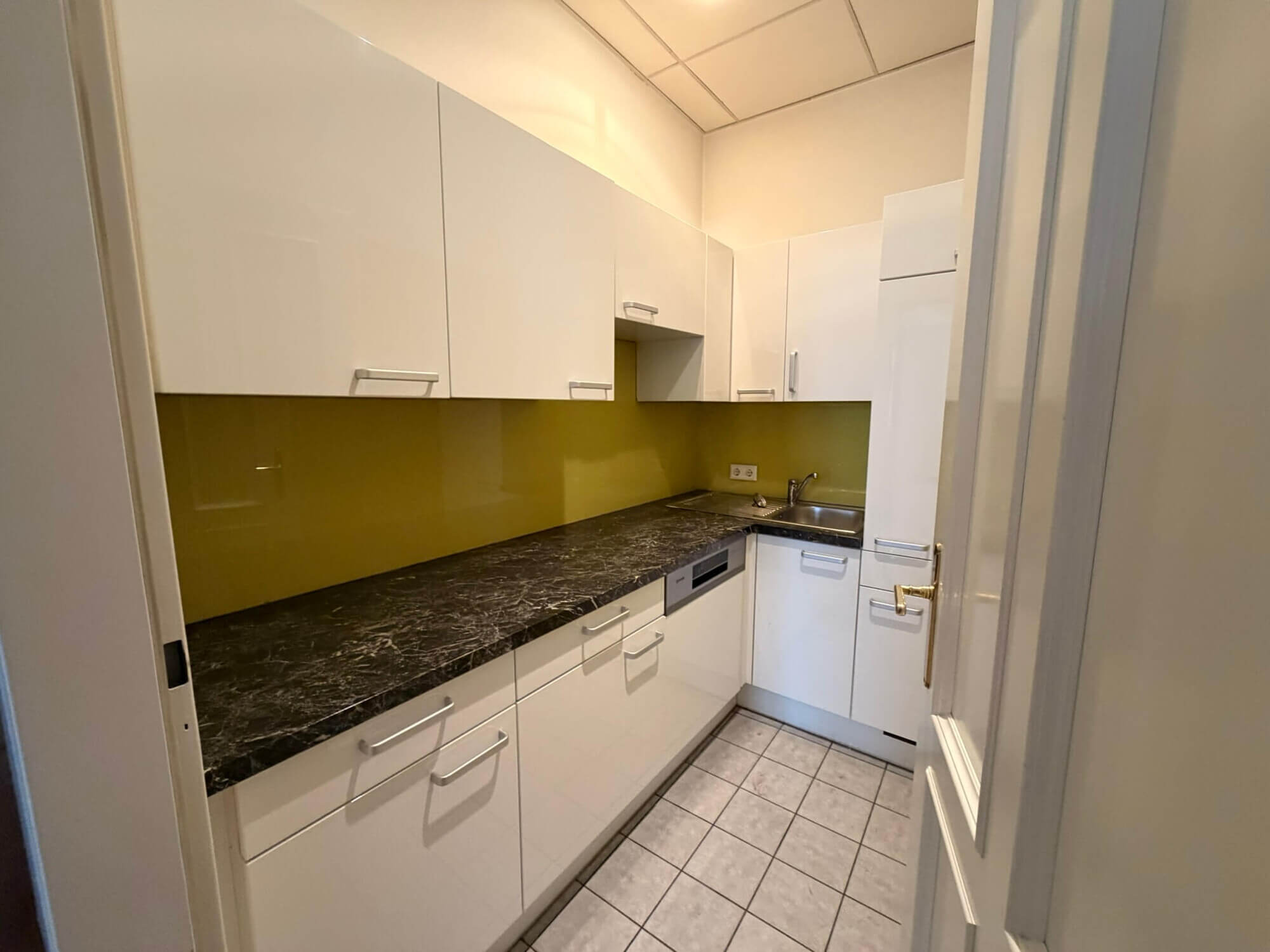 Helle Altbauflächen mit Blick auf Schloss Belvedere