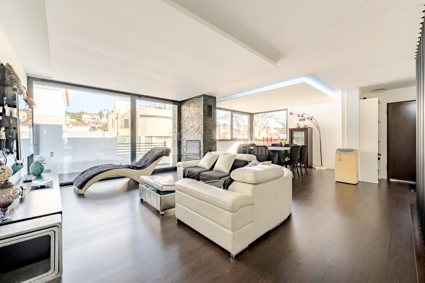 Moderne 4-Schlafzimmer-Villa mit Salzwasserpool in Caxias