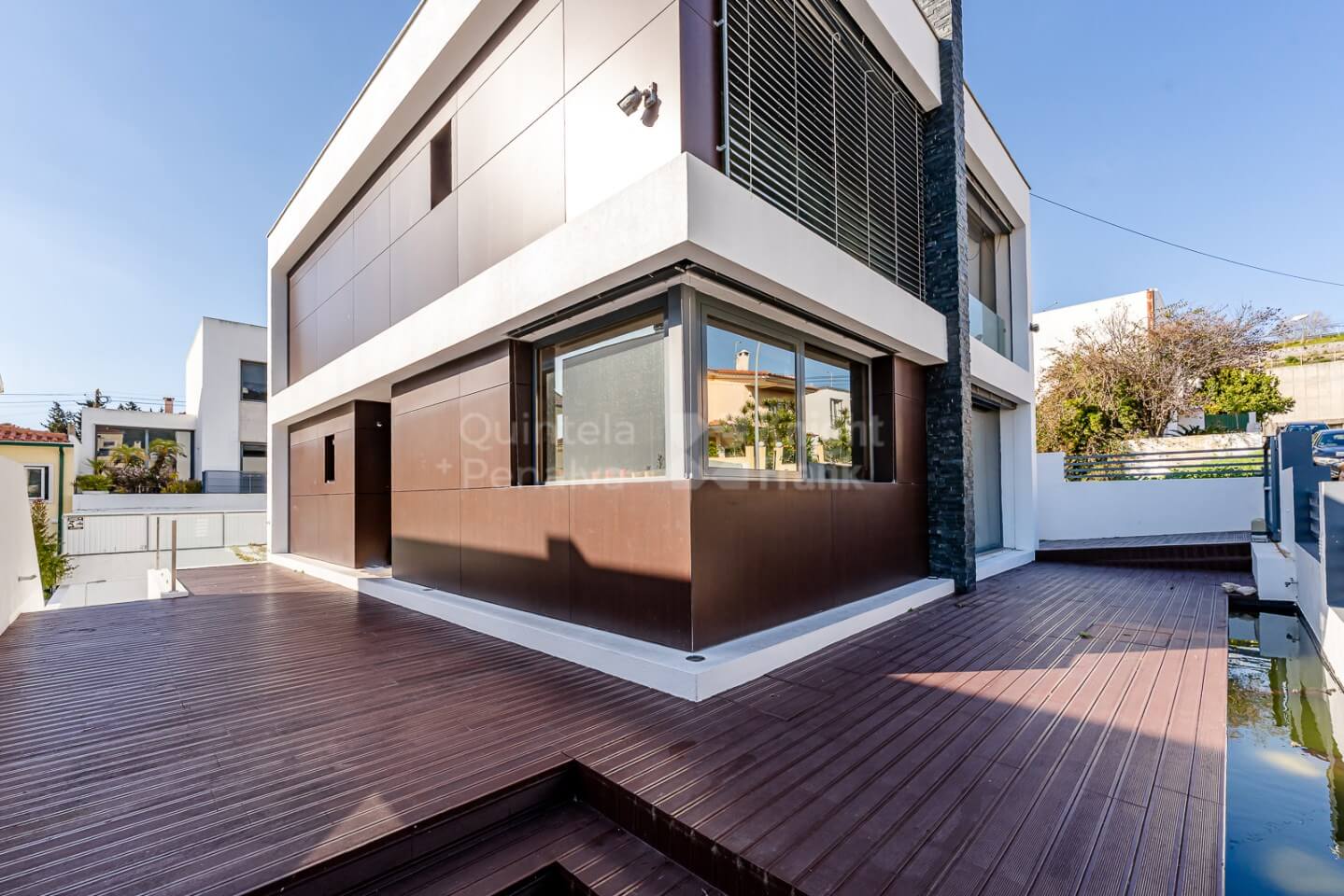 Moderne 4-Schlafzimmer-Villa mit Salzwasserpool in Caxias