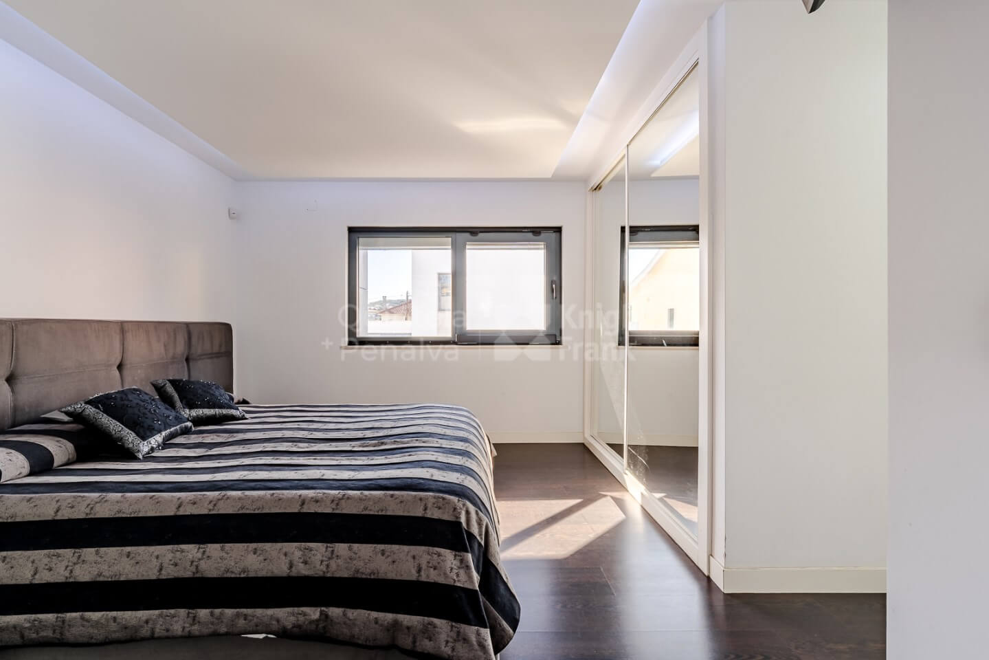 Moderne 4-Schlafzimmer-Villa mit Salzwasserpool in Caxias