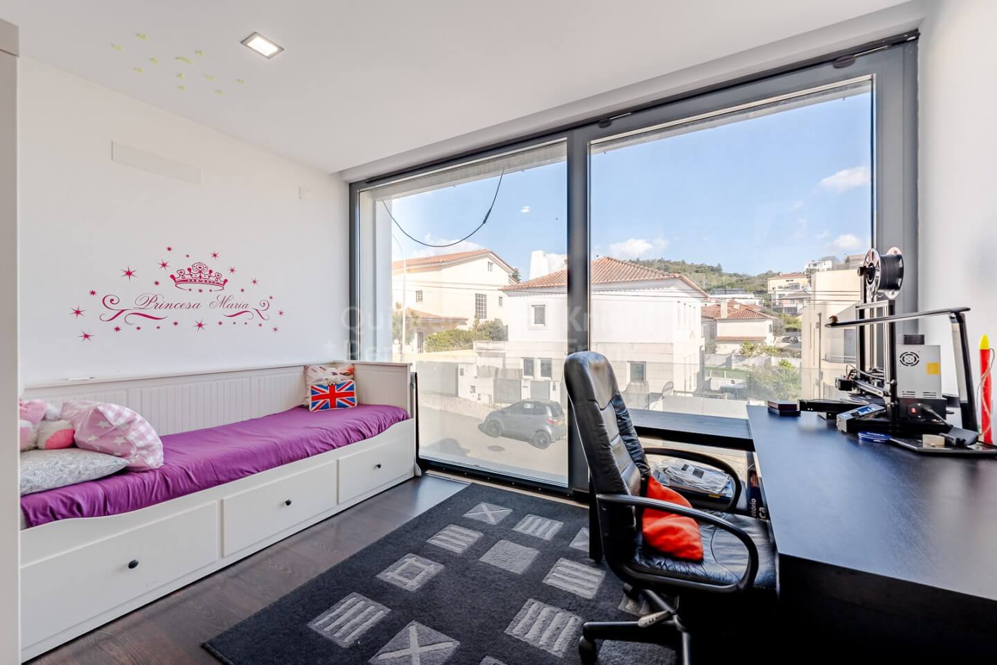 Moderne 4-Schlafzimmer-Villa mit Salzwasserpool in Caxias