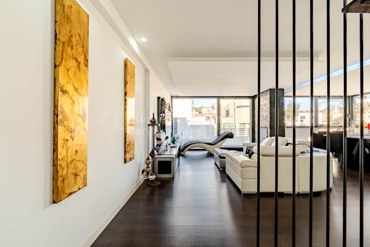 Moderne 4-Schlafzimmer-Villa mit Salzwasserpool in Caxias