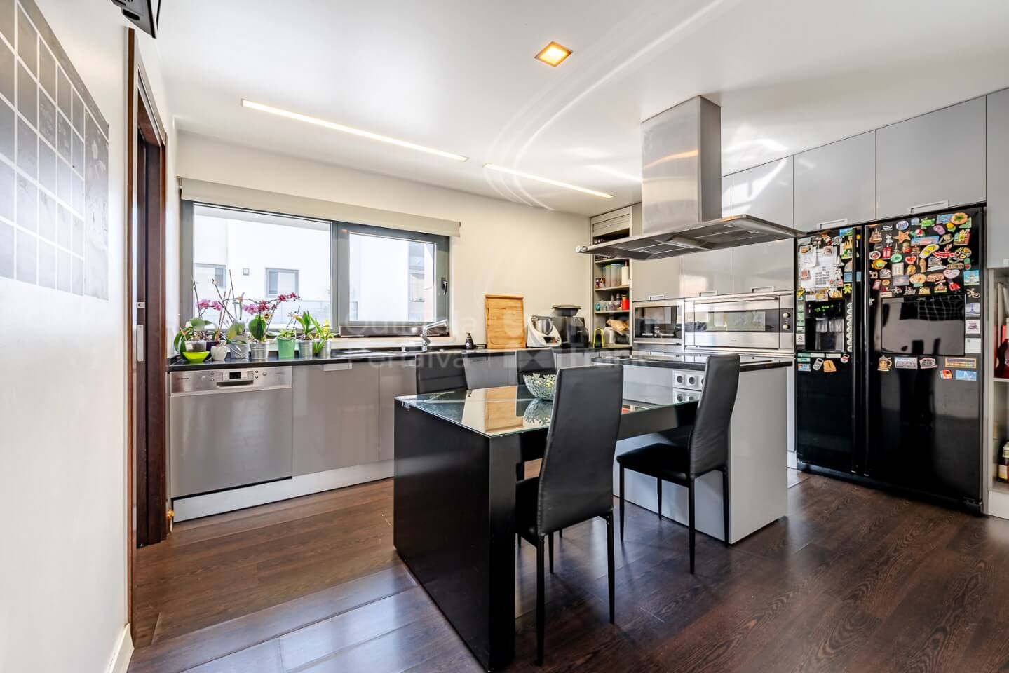 Moderne 4-Schlafzimmer-Villa mit Salzwasserpool in Caxias