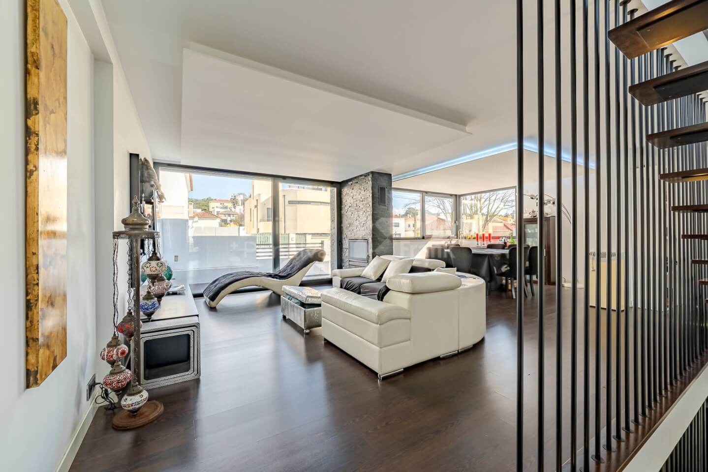 Moderne 4-Schlafzimmer-Villa mit Salzwasserpool in Caxias