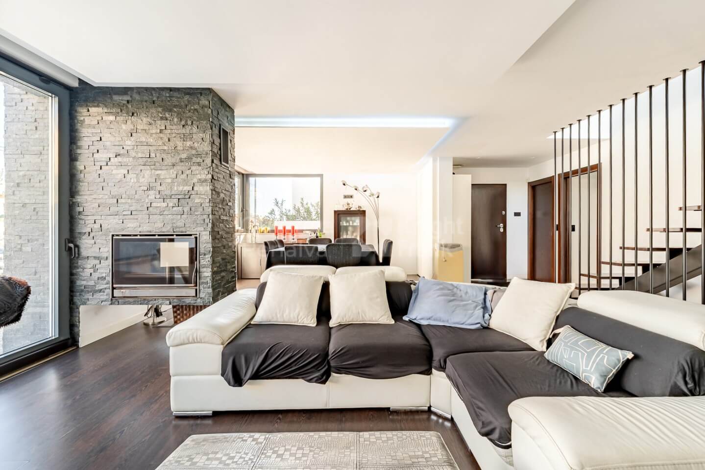 Moderne 4-Schlafzimmer-Villa mit Salzwasserpool in Caxias