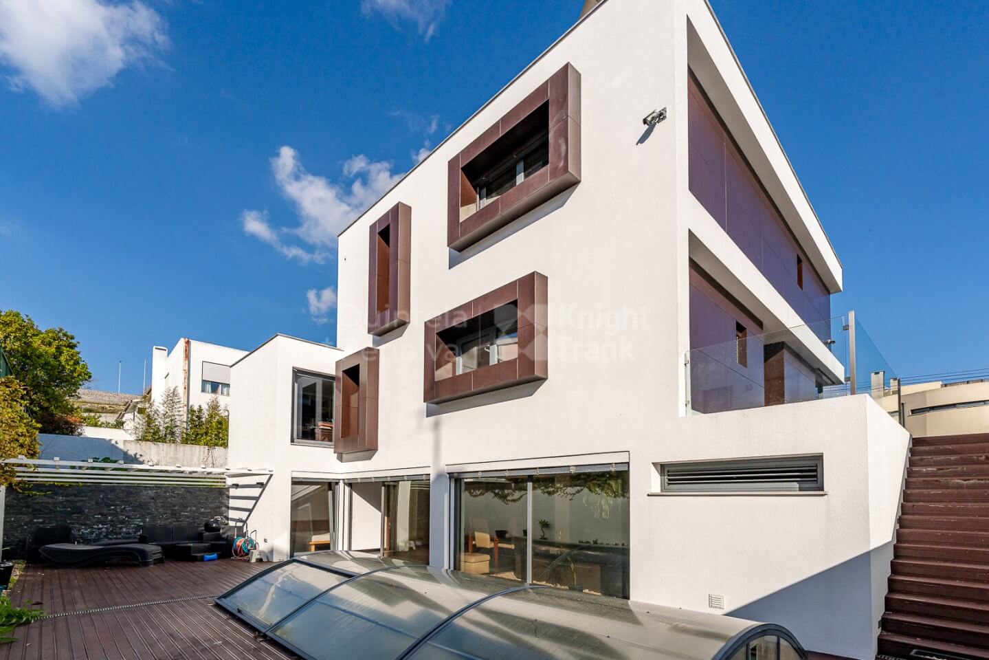 Moderne 4-Schlafzimmer-Villa mit Salzwasserpool in Caxias